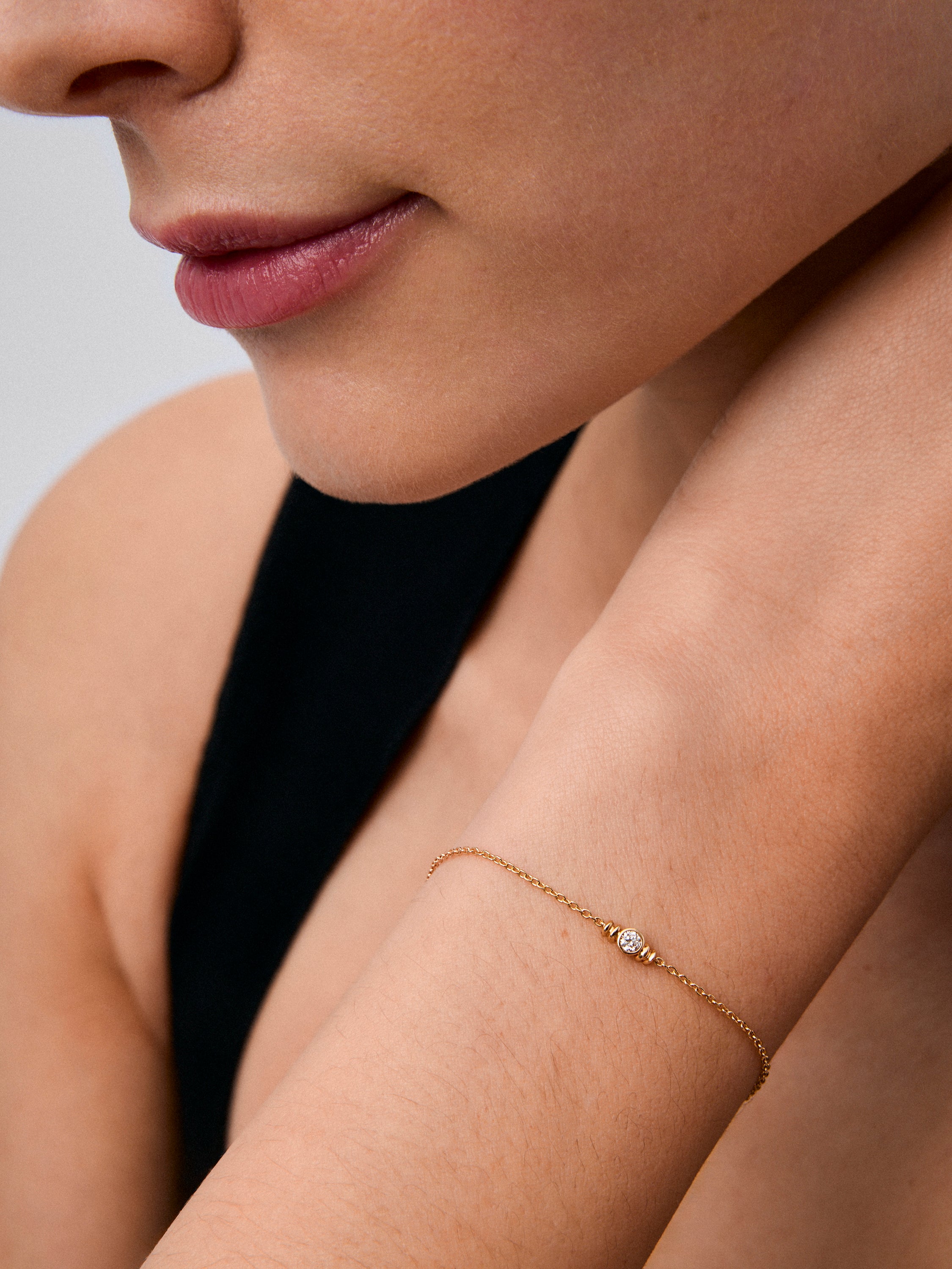 Pulsera de oro amarillo con diamante en talla brillante de 0,07 cts