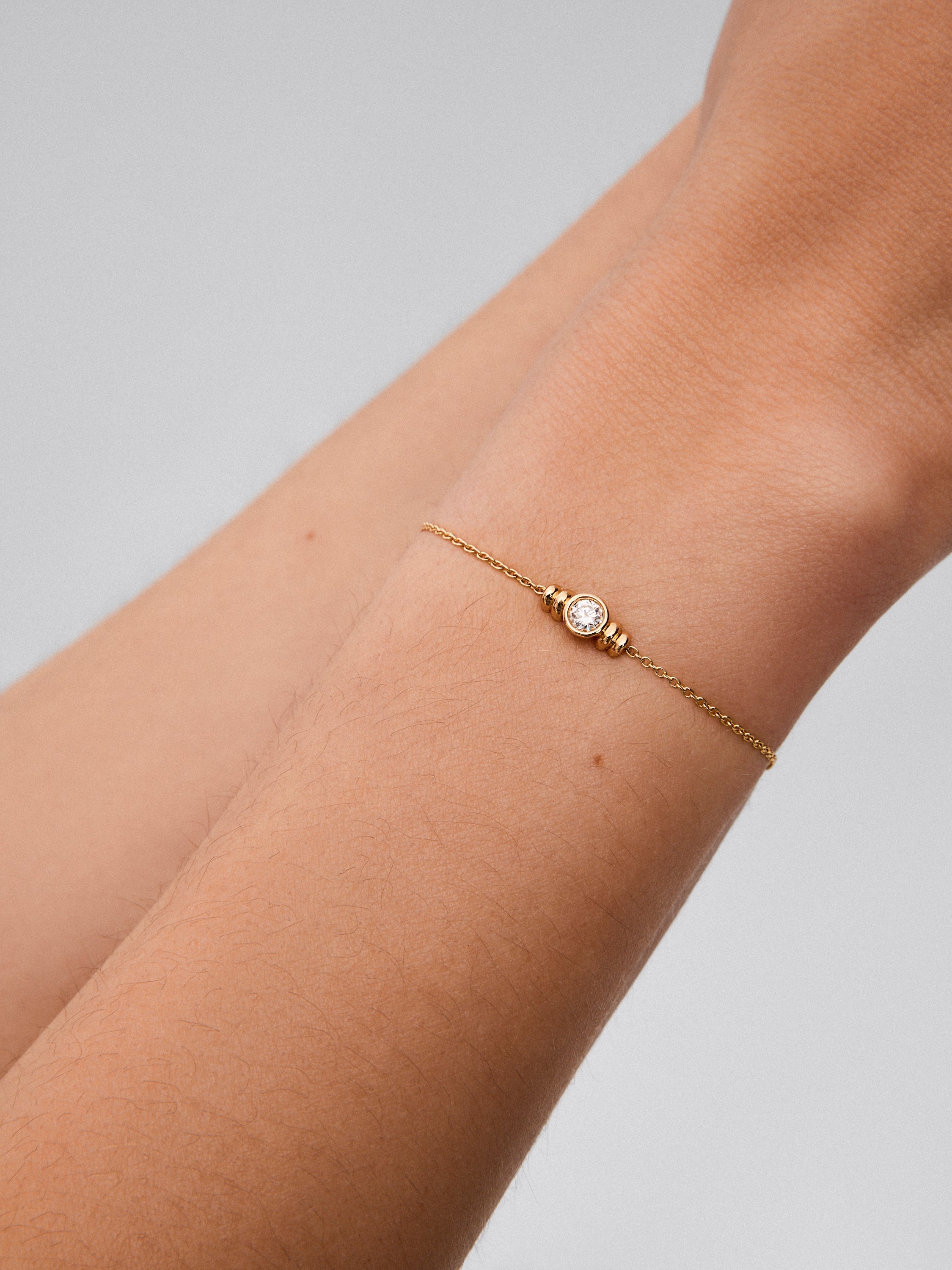 Pulsera de oro amarillo de 18K con diamante en talla brillante de 0,17 cts