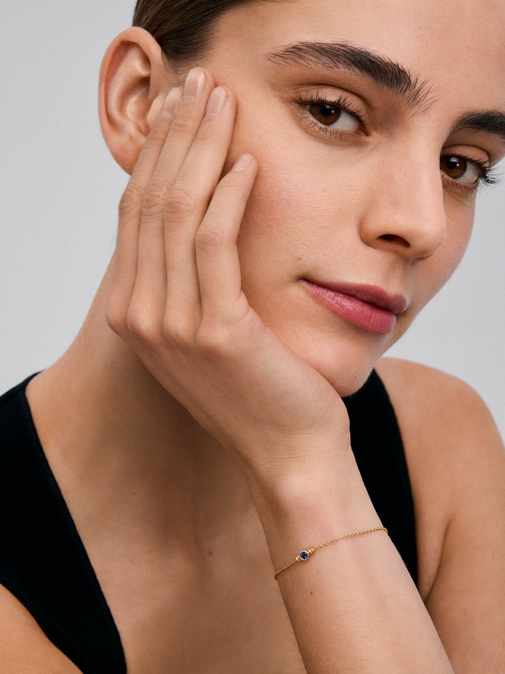 Pulsera de oro amarillo de 18K con zafiro en talla brillante de 0,1 cts
