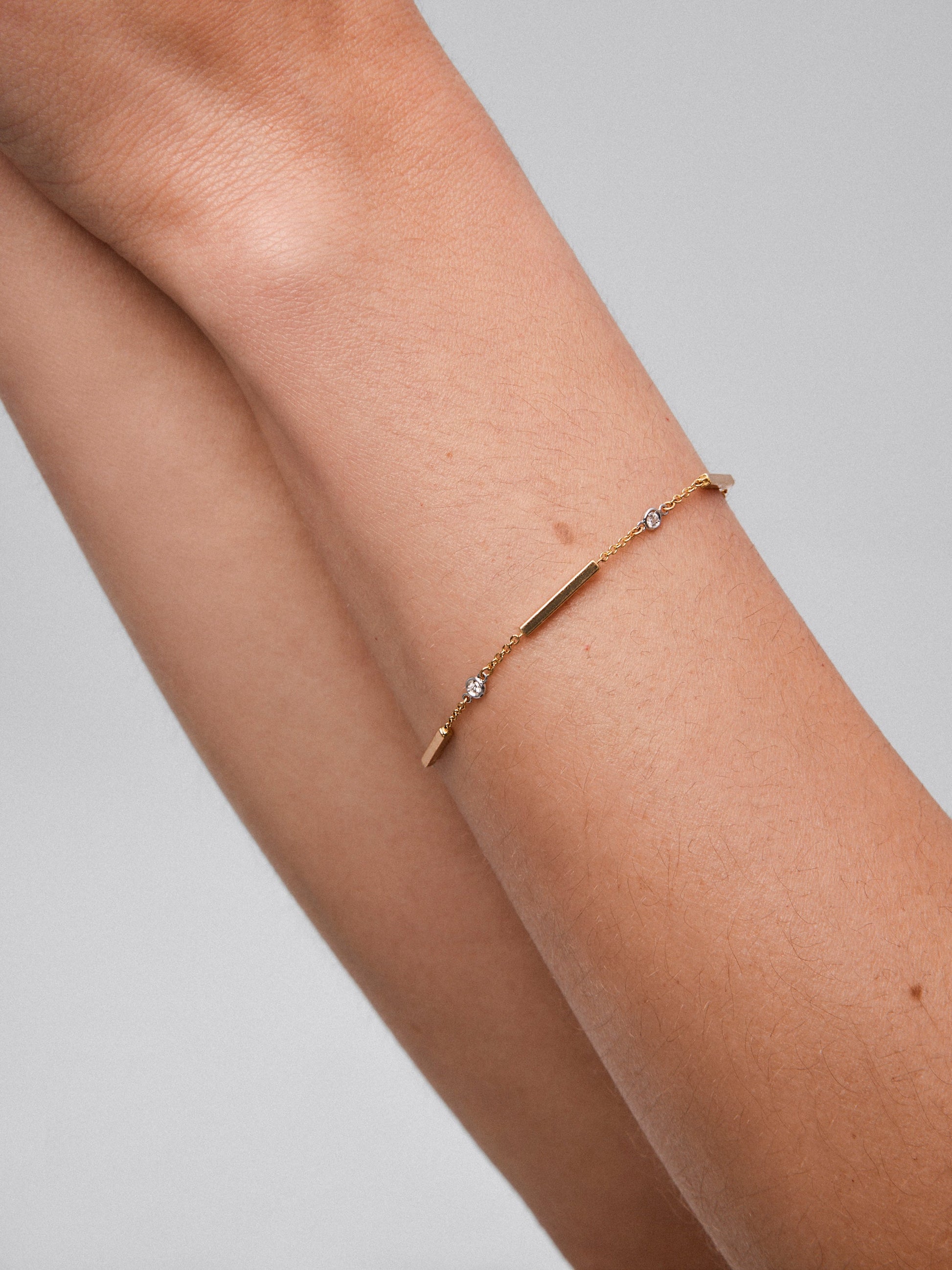 Pulsera de oro amarillo de 18K con 4 diamantes en talla brillante con un total de 0,1 cts