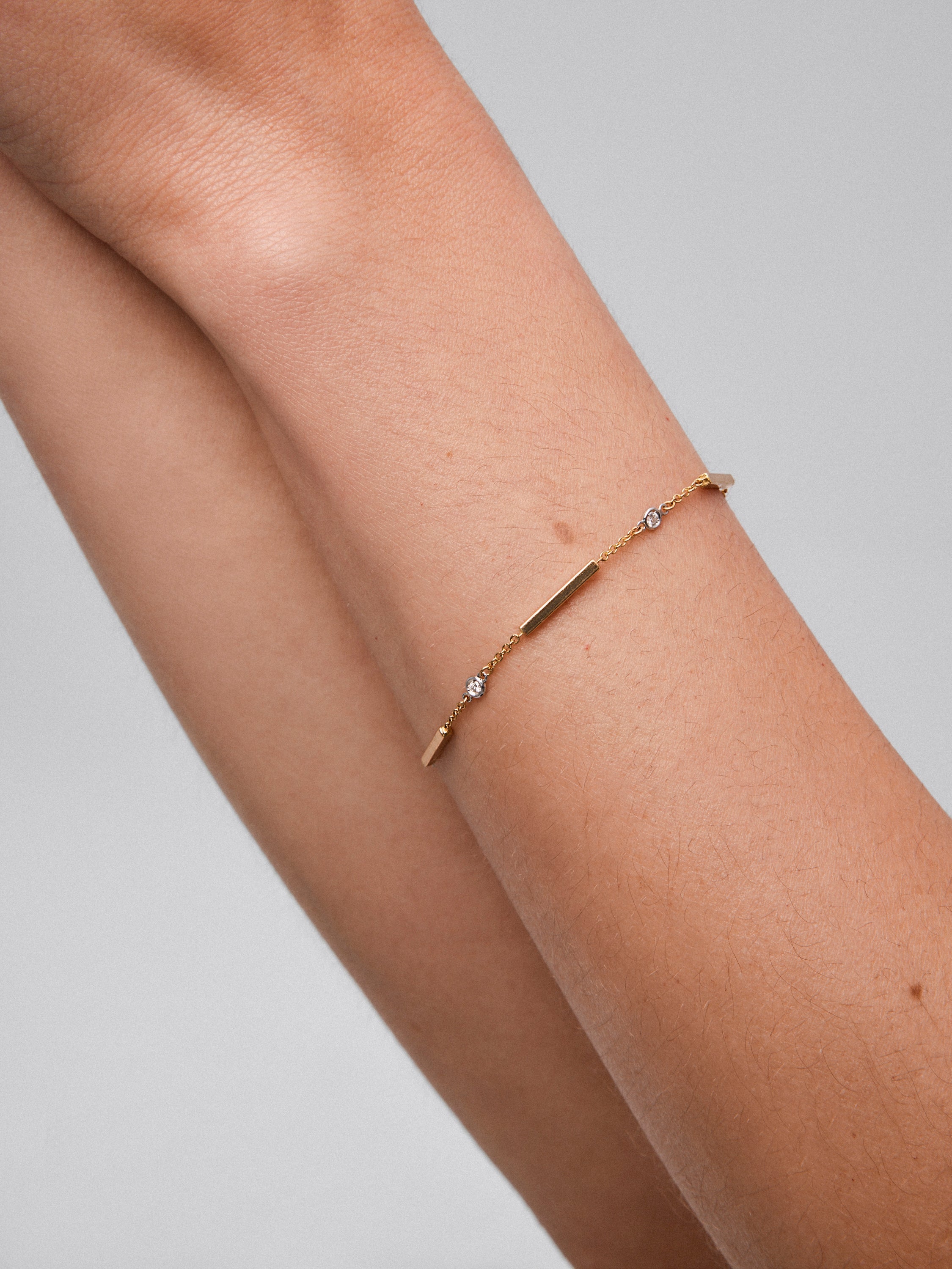 Pulsera de oro amarillo de 18K con 4 diamantes en talla brillante con un total de 0,1 cts