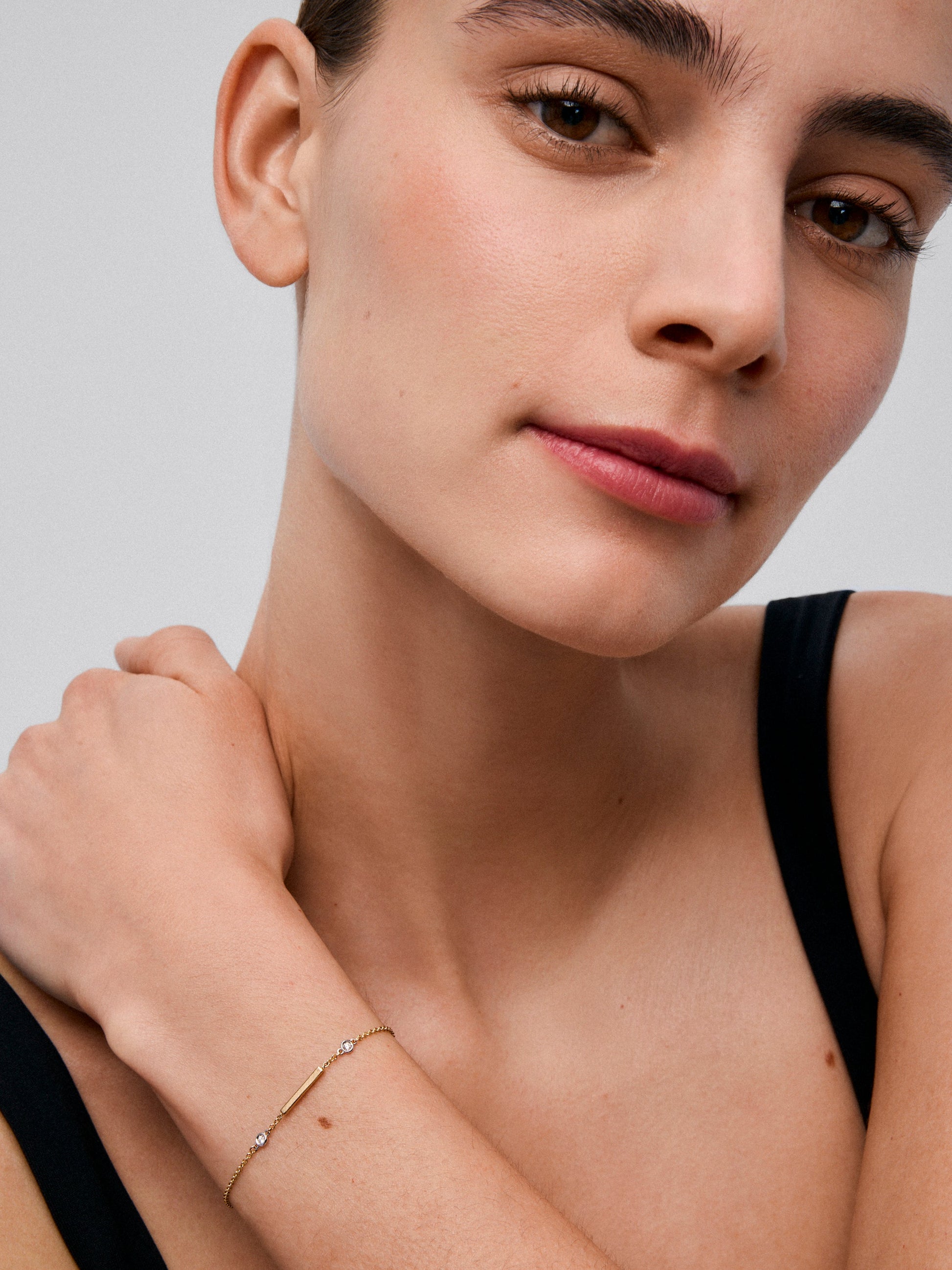 Pulsera de oro amarillo de 18K con 2 diamantes en talla brillante con un total de 0,05 cts