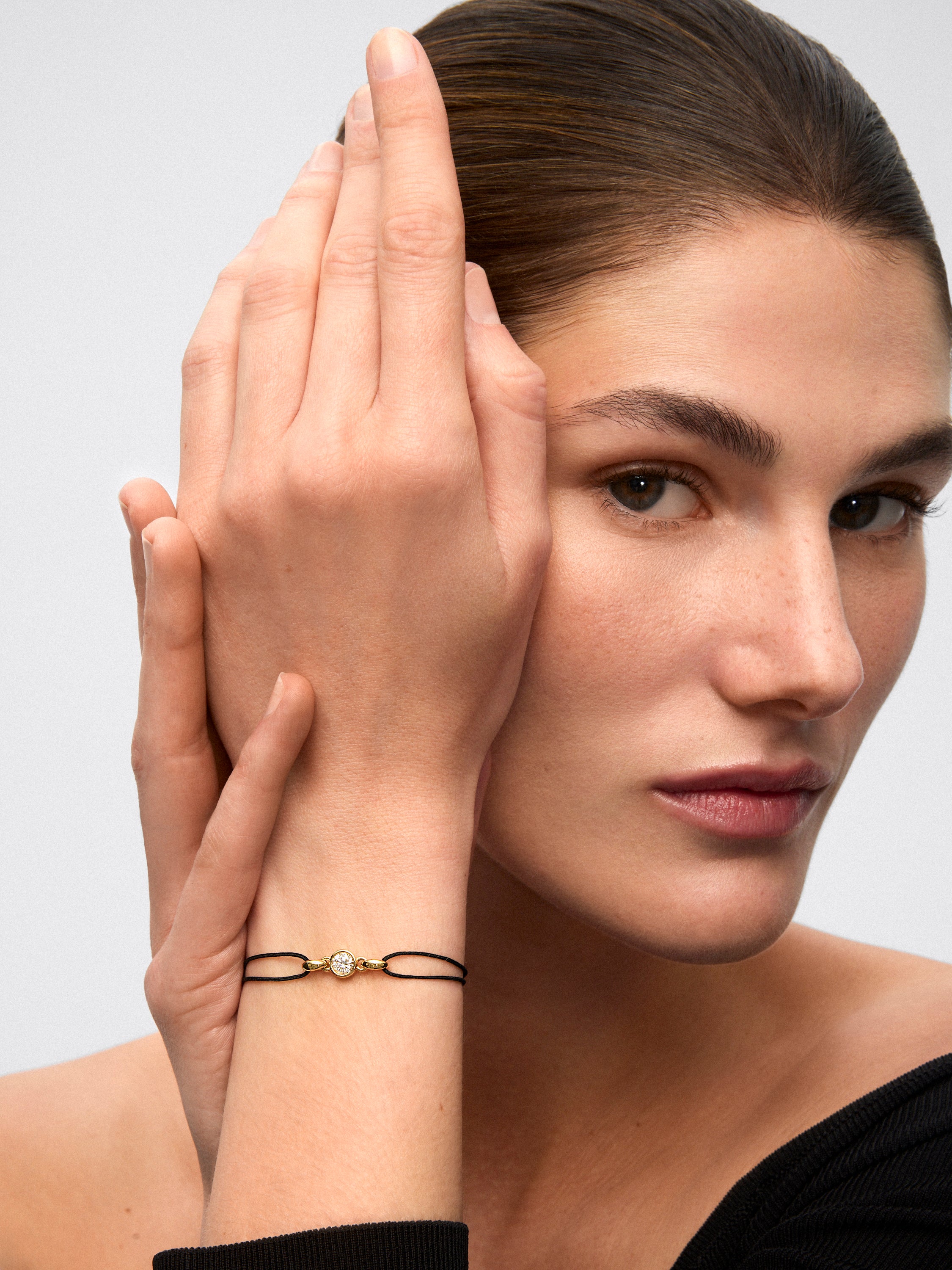 Pulsera de oro amarillo de 18K con diamante en talla brillante de 0,4 cts 