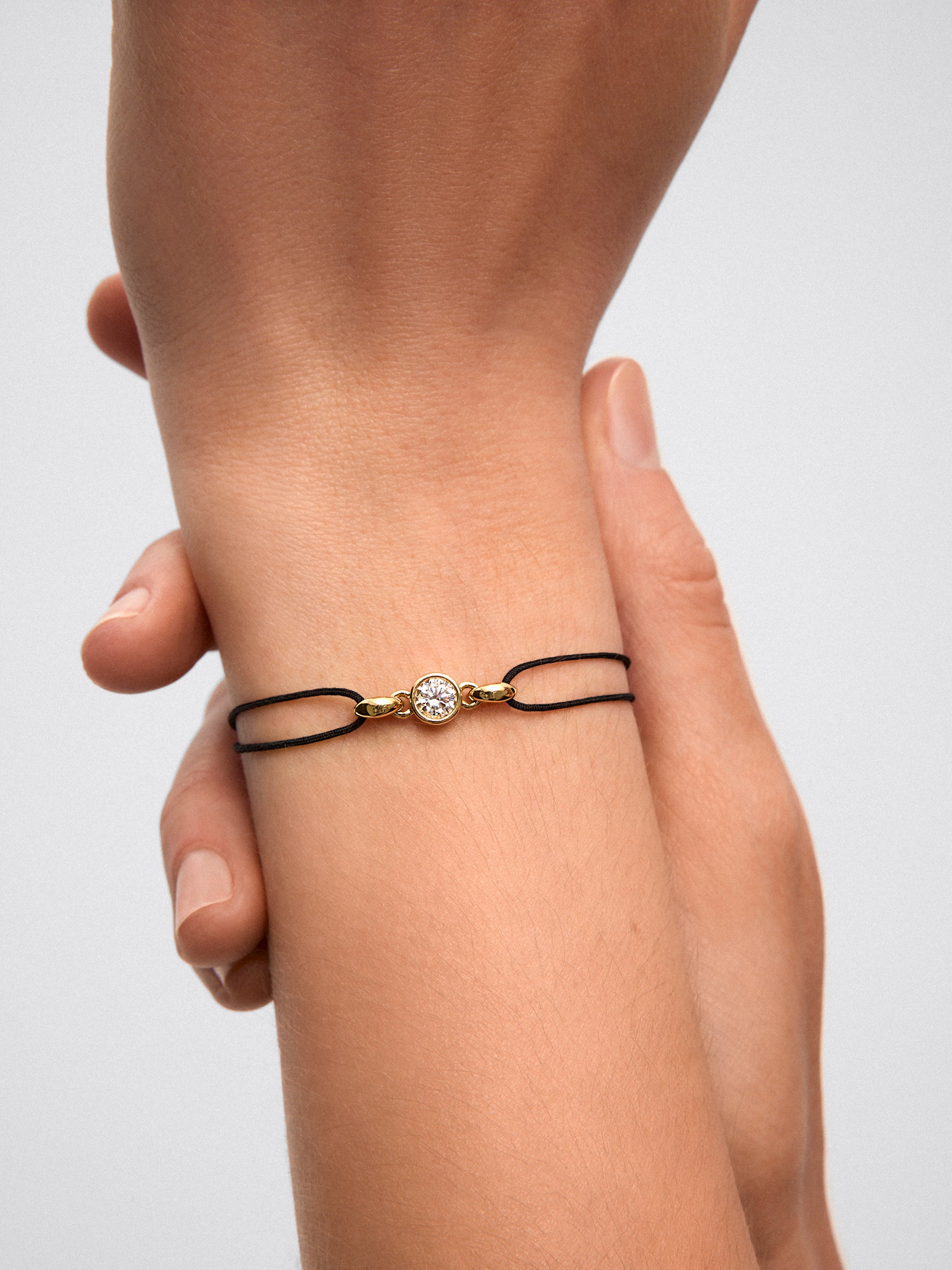 Pulsera de oro amarillo de 18K con diamante en talla brillante de 0,4 cts 