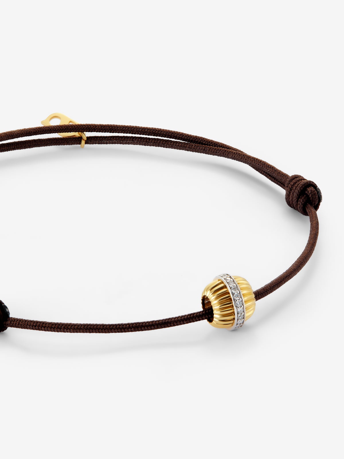 Pulsera gallonada de oro blanco y amarillo de 18K con pavé de diamantes en talla brillante con un total de 0,11 cts