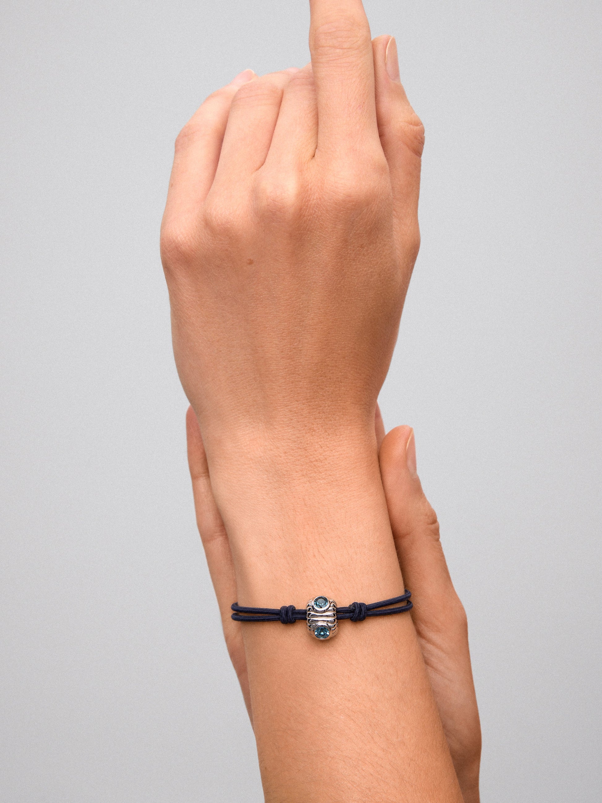 Pulsera abalorio central en plata 925 con topacio azul sky y amatista verde