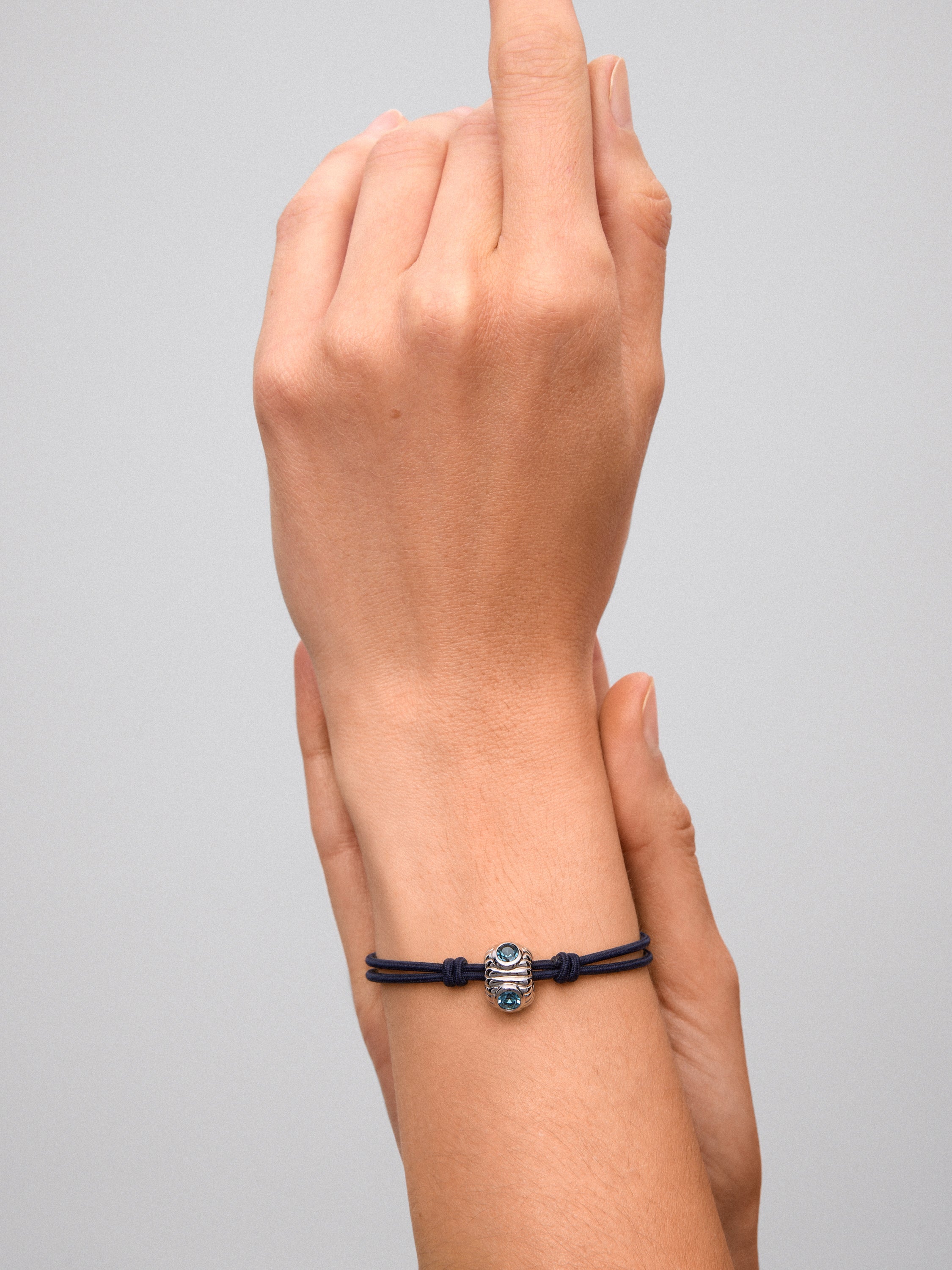 Pulsera abalorio central en plata 925 con topacio azul sky y amatista verde