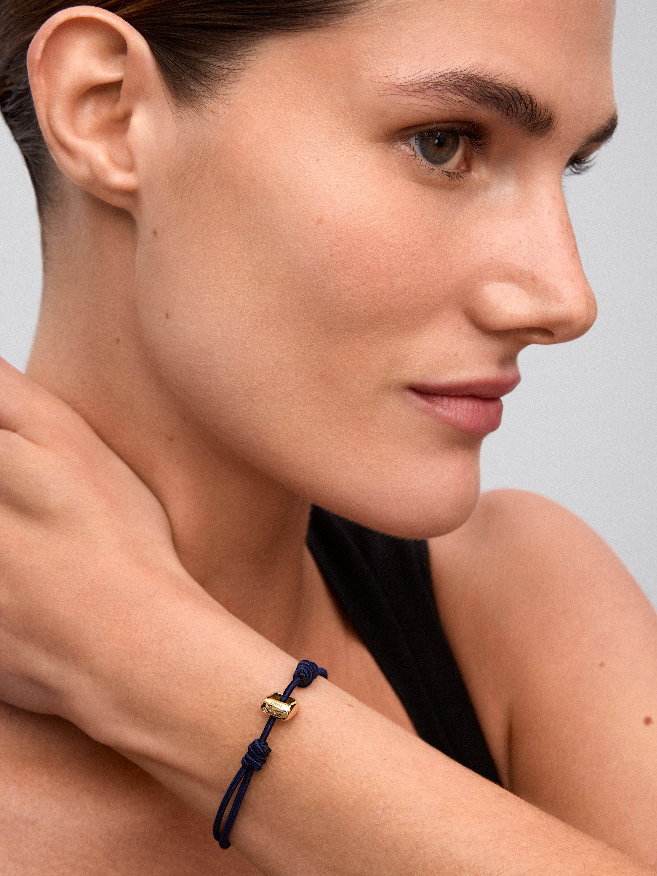 Pulsera de oro amarillo de 18K con 2 diamantes en talla brillante con un total de 0,03 cts