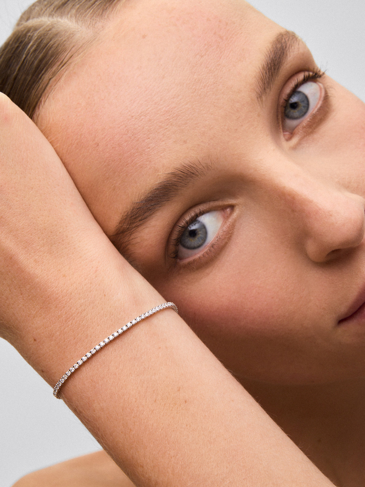 Pulsera rivière de oro blanco de 18K con diamantes en talla brillante con un total de 1,64 cts
