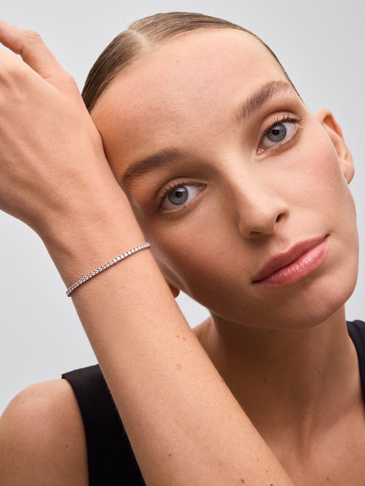 Pulsera rivière de oro blanco de 18K con diamantes en talla brillante
