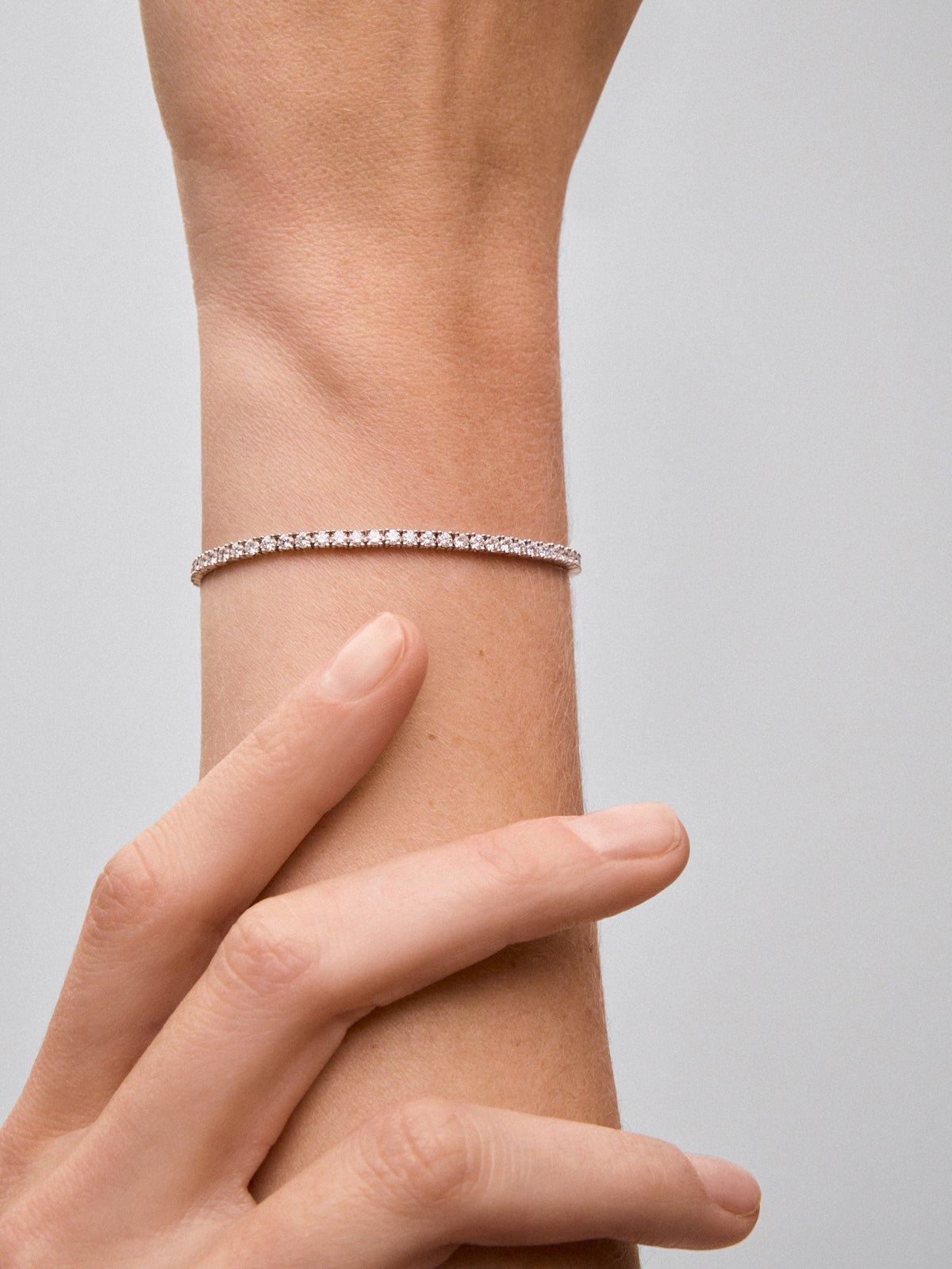 Pulsera rivière de oro blanco de 18K con diamantes en talla brillante
