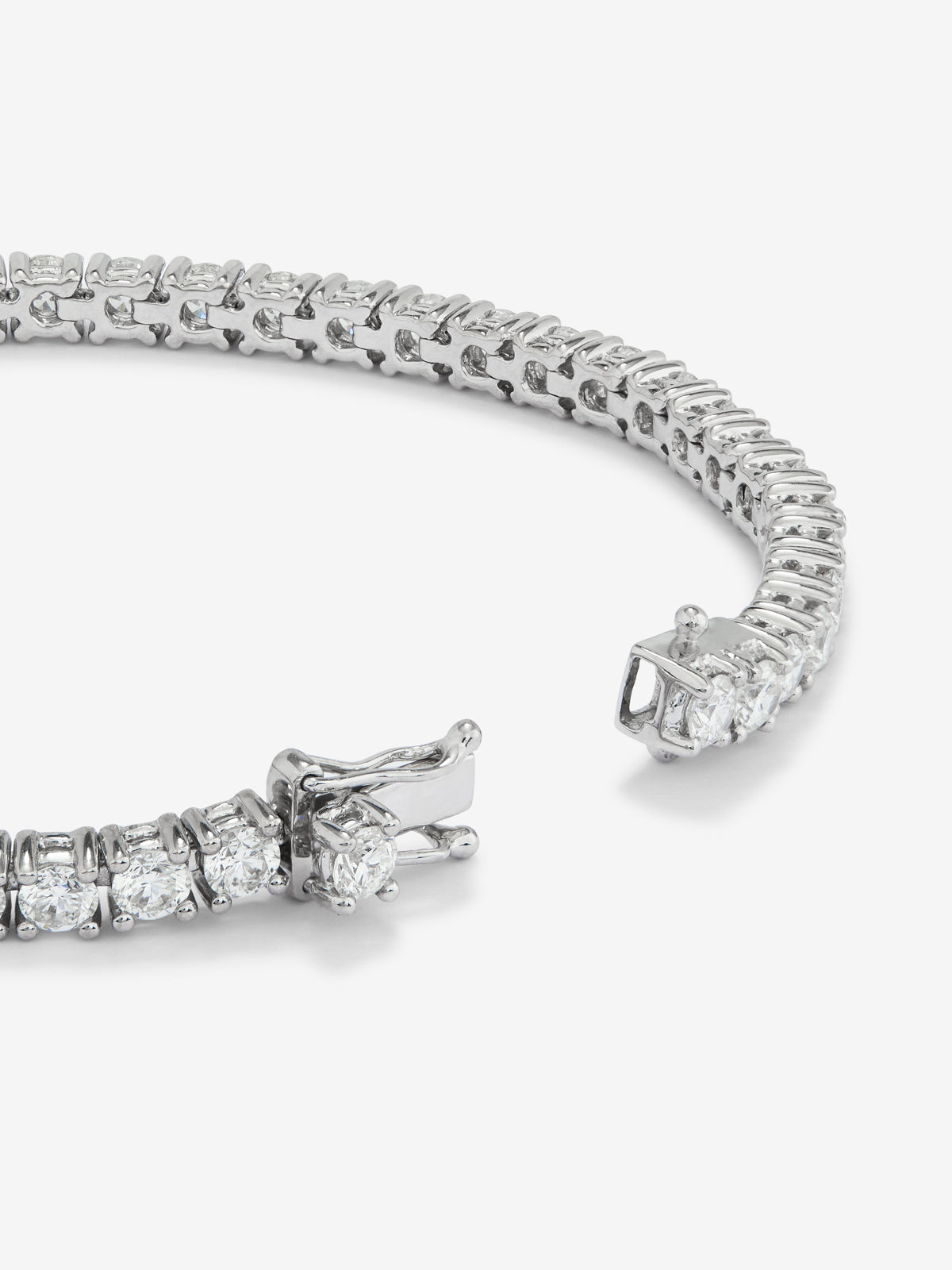 Pulsera rivière de oro blanco de 18K con diamantes en talla brillante con un total de 3,55 cts
