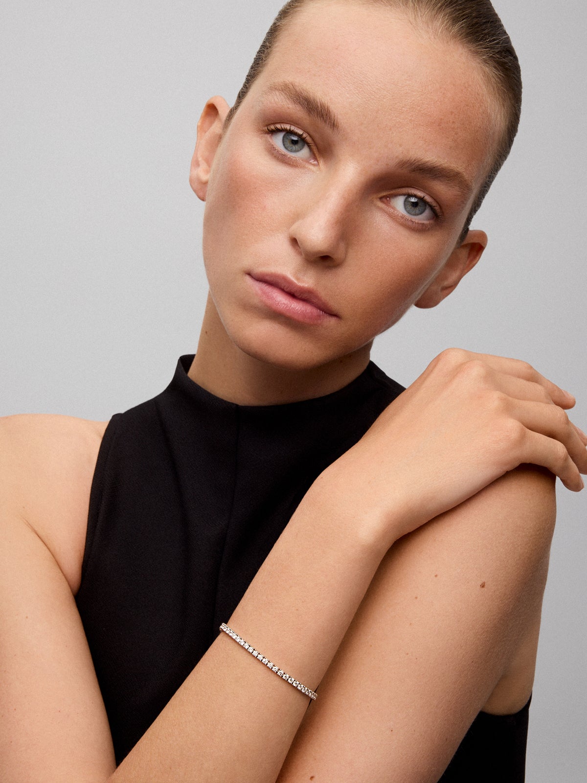 Pulsera rivière de oro blanco de 18K con 60 diamantes en talla brillante con un total de 4,7 cts