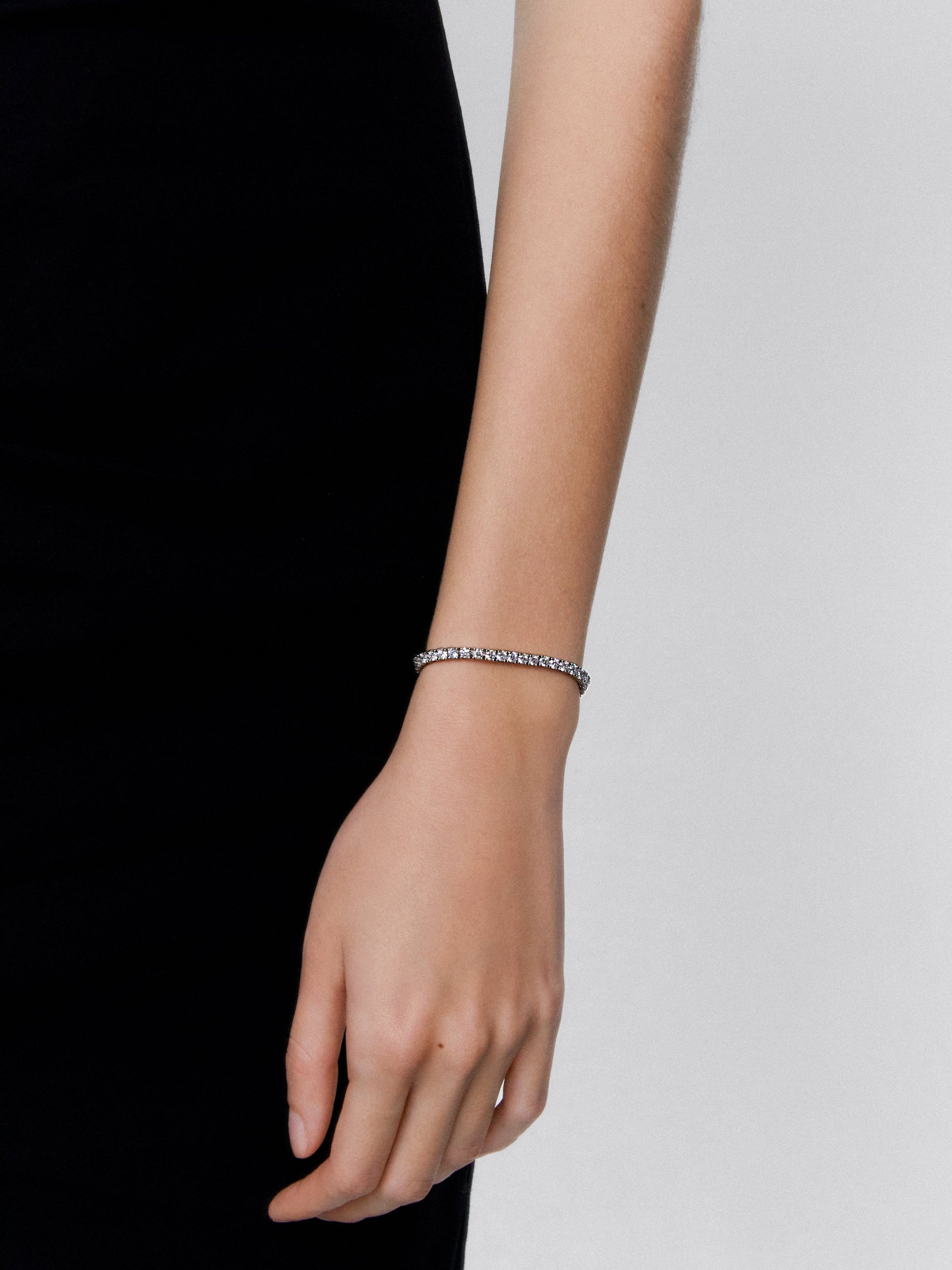 Pulsera de oro blanco de 18K con diamantes blancos en talla brillante de 5,7 cts