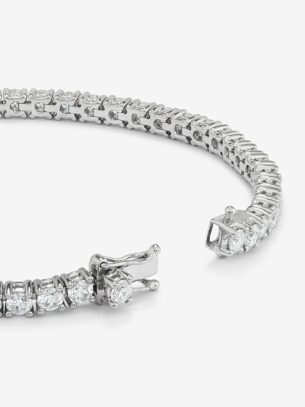 Pulsera de oro blanco de 18K con diamantes blancos en talla brillante de 5,7 cts