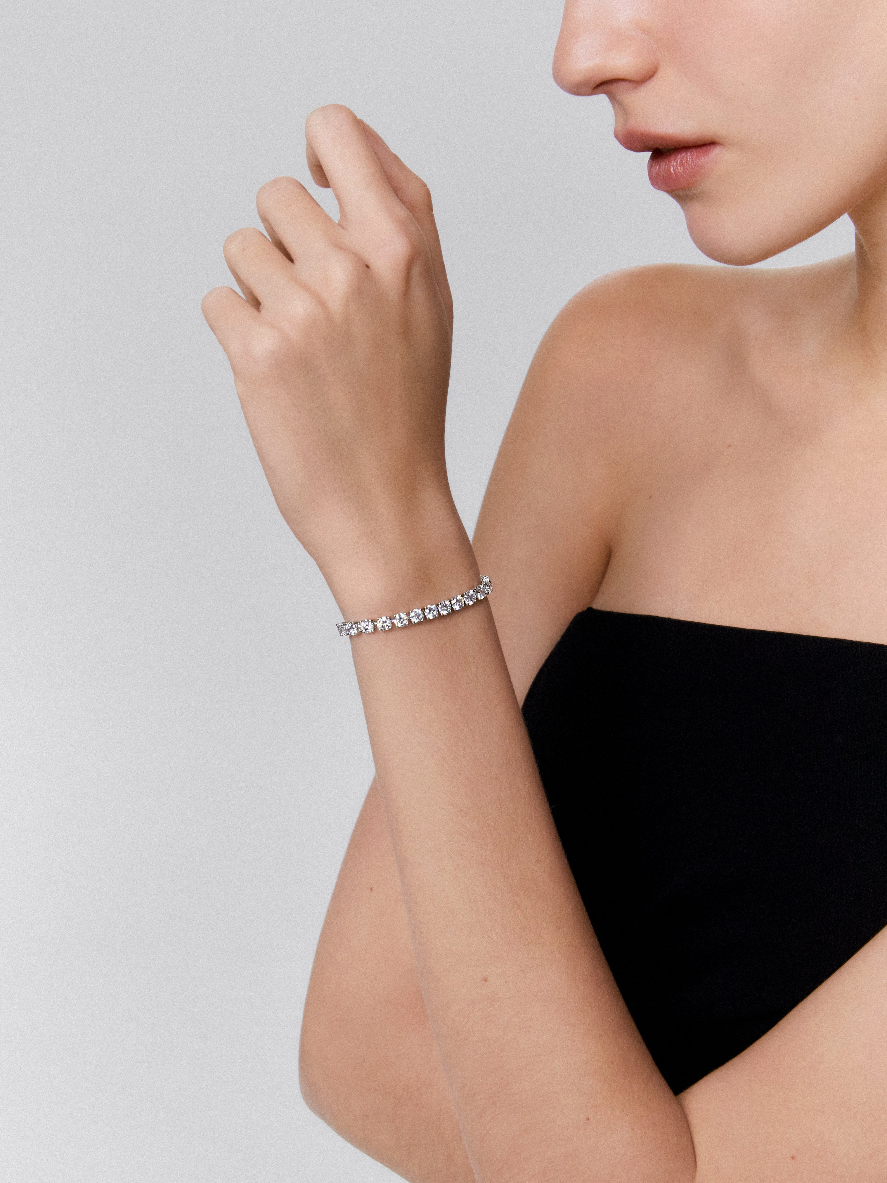 Pulsera de oro blanco de 18K con diamantes blancos en talla brillante de 5,7 cts