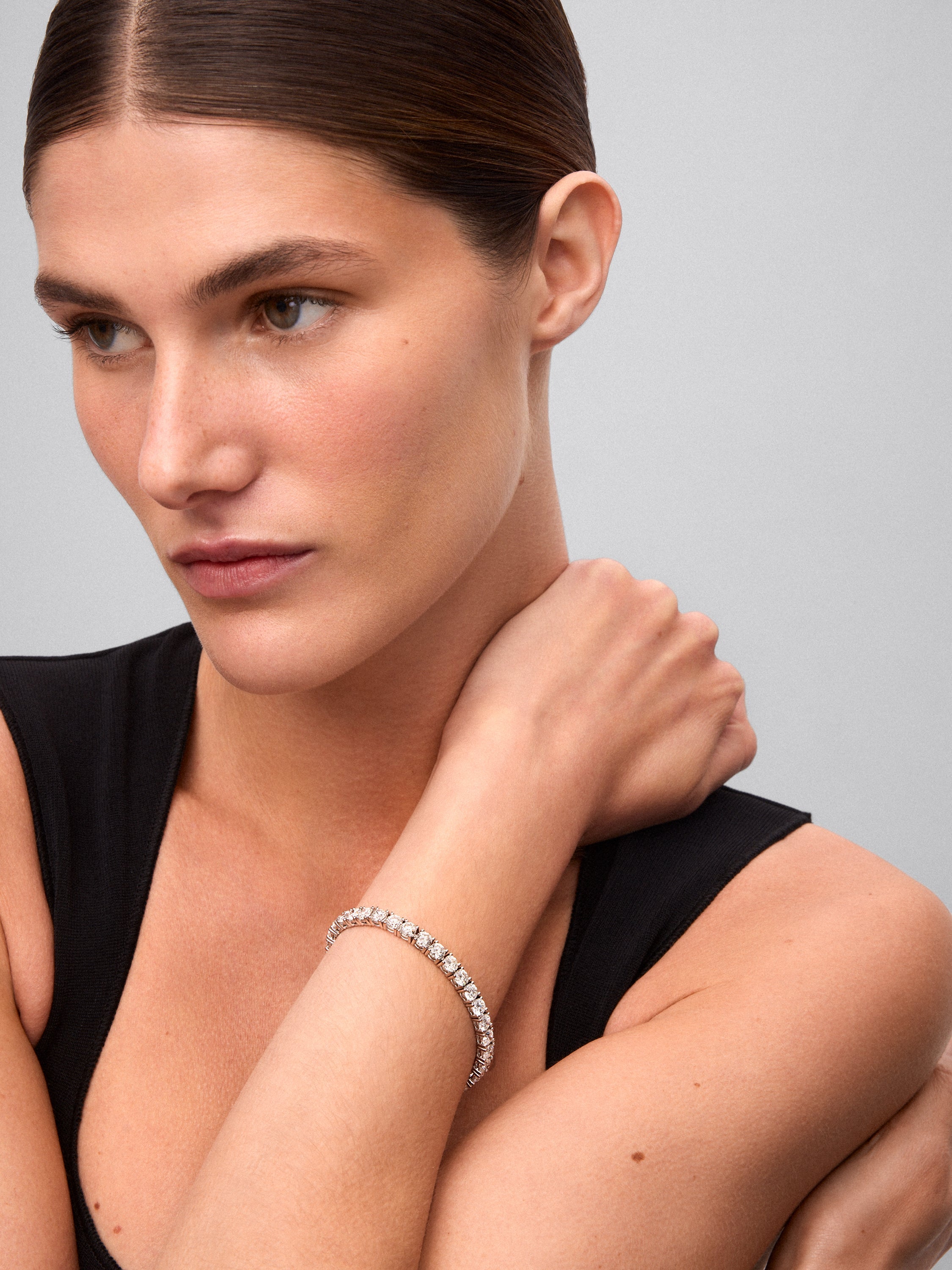 Pulsera rivière de oro blanco de 18K con diamantes en talla brillante con un total de 14,15 cts