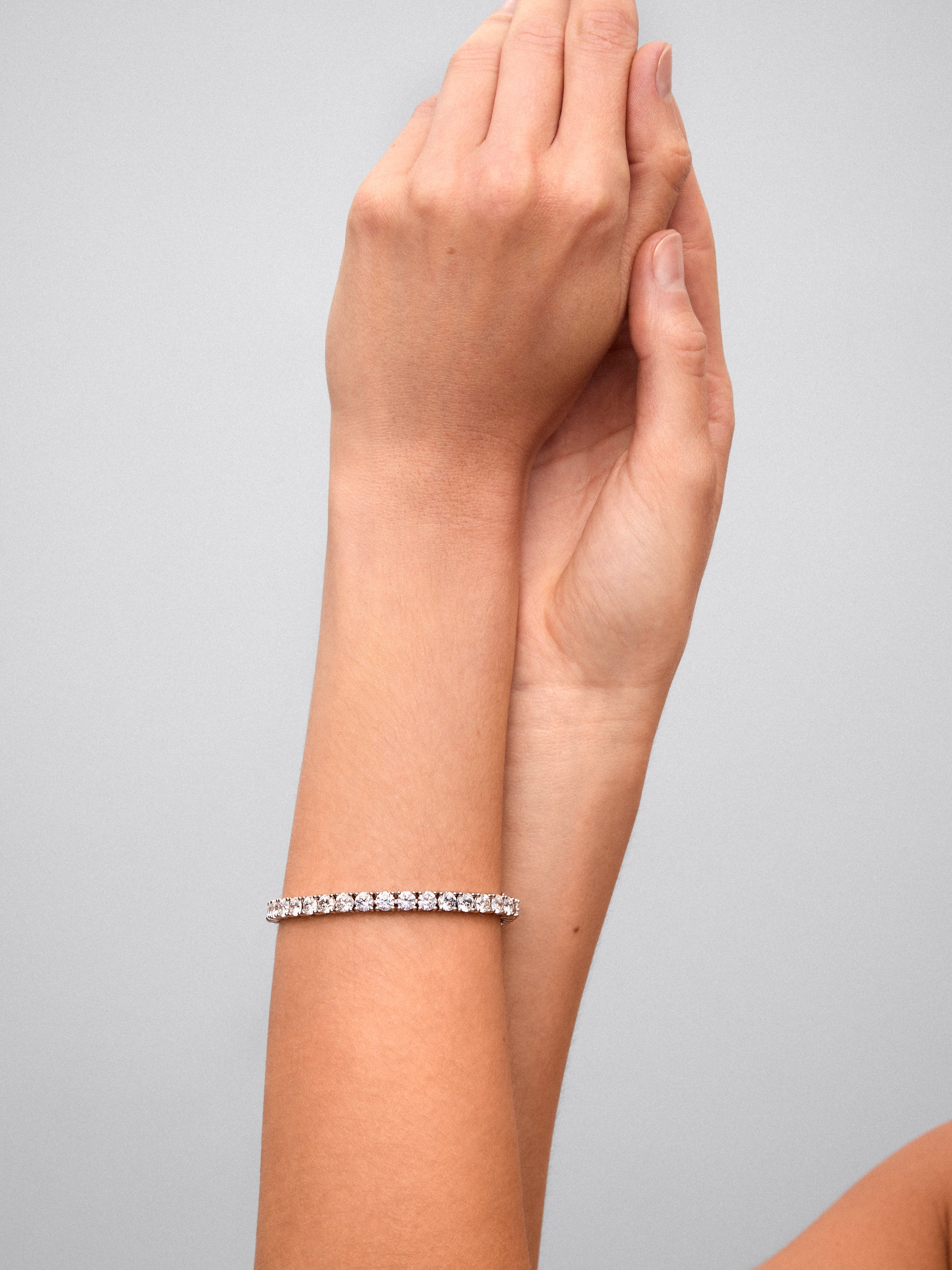 Pulsera rivière de oro blanco de 18K con diamantes en talla brillante con un total de 14,15 cts