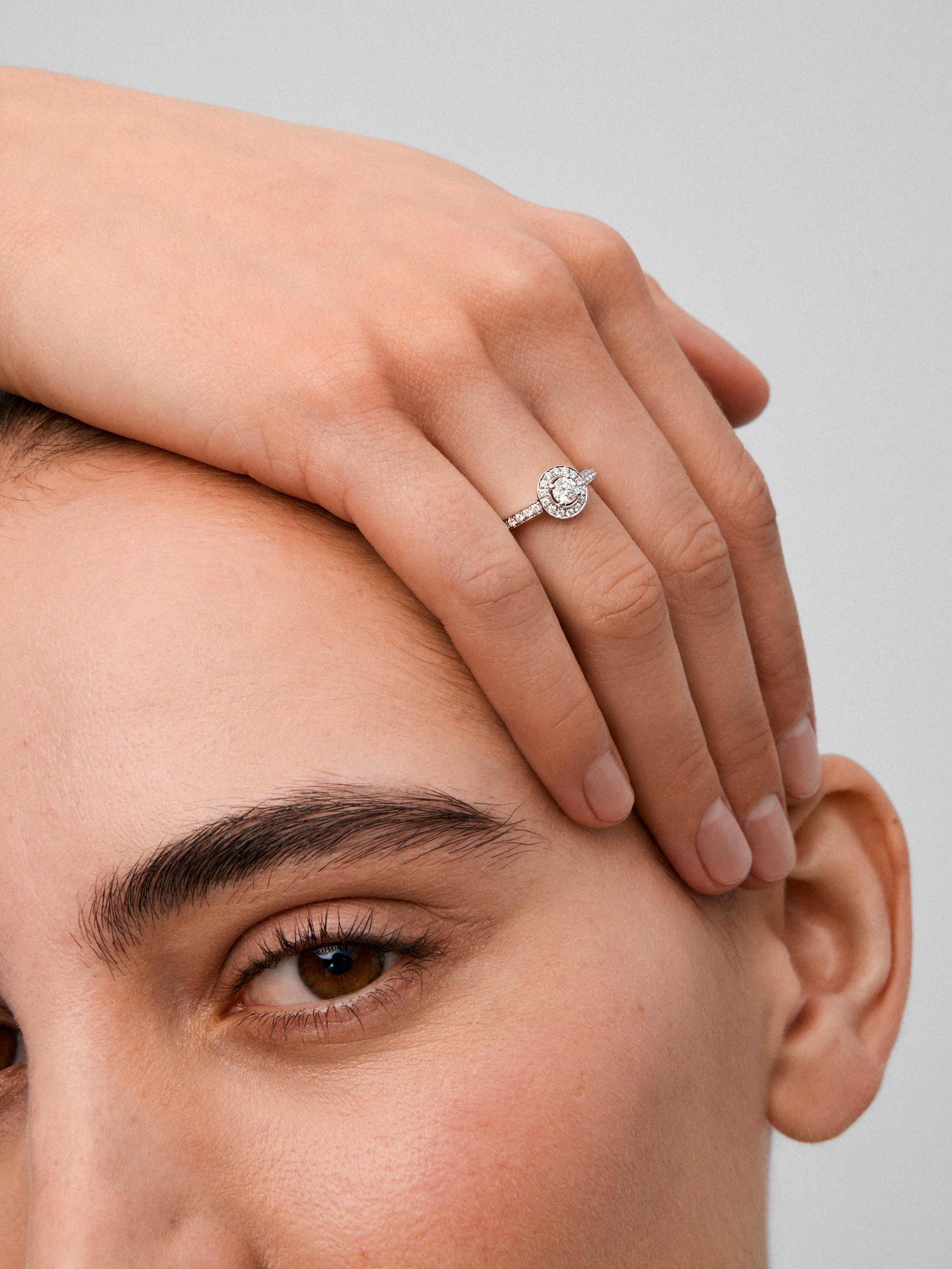 Anillo solitario de compromiso de oro blanco de 18kt con diamante central de 0,30cts