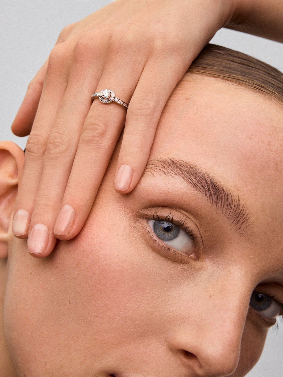 Anillo solitario de compromiso de oro blanco de 18kt con diamante central de 0,30cts