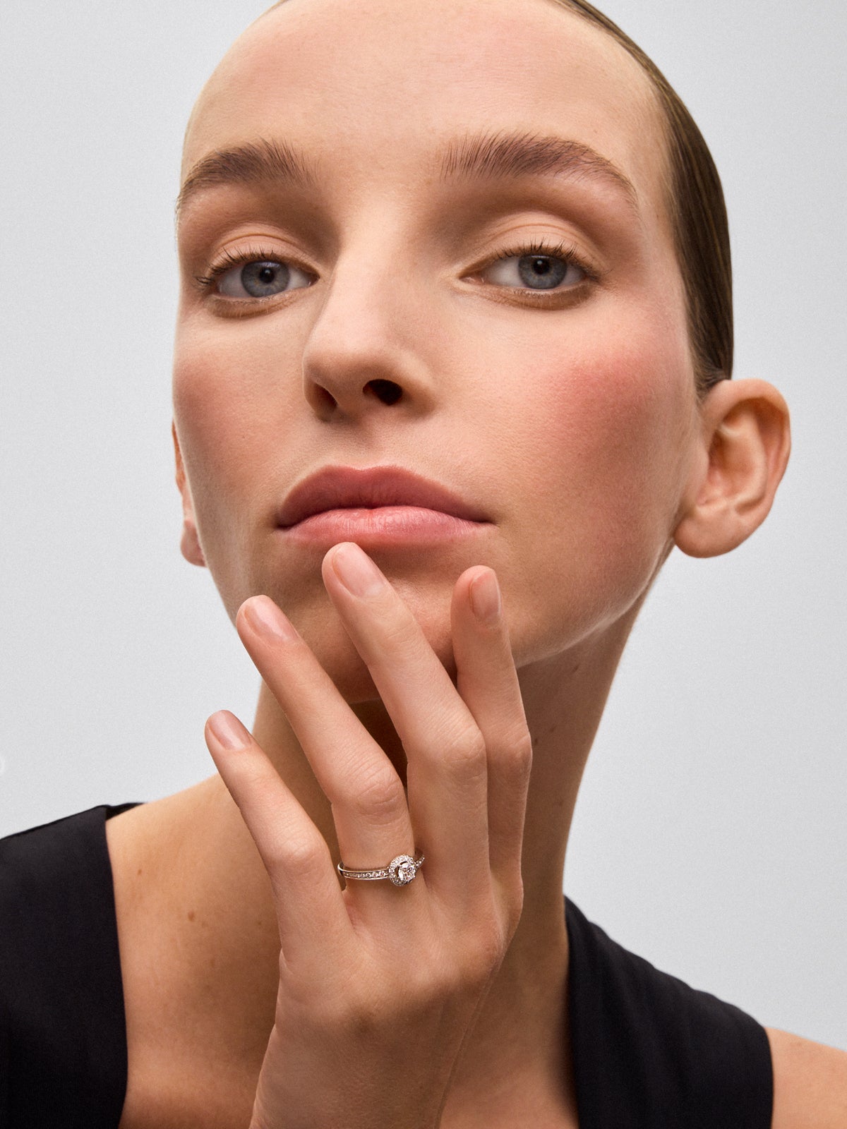 Anillo solitario de compromiso de oro blanco de 18kt con diamante central de 0,30cts