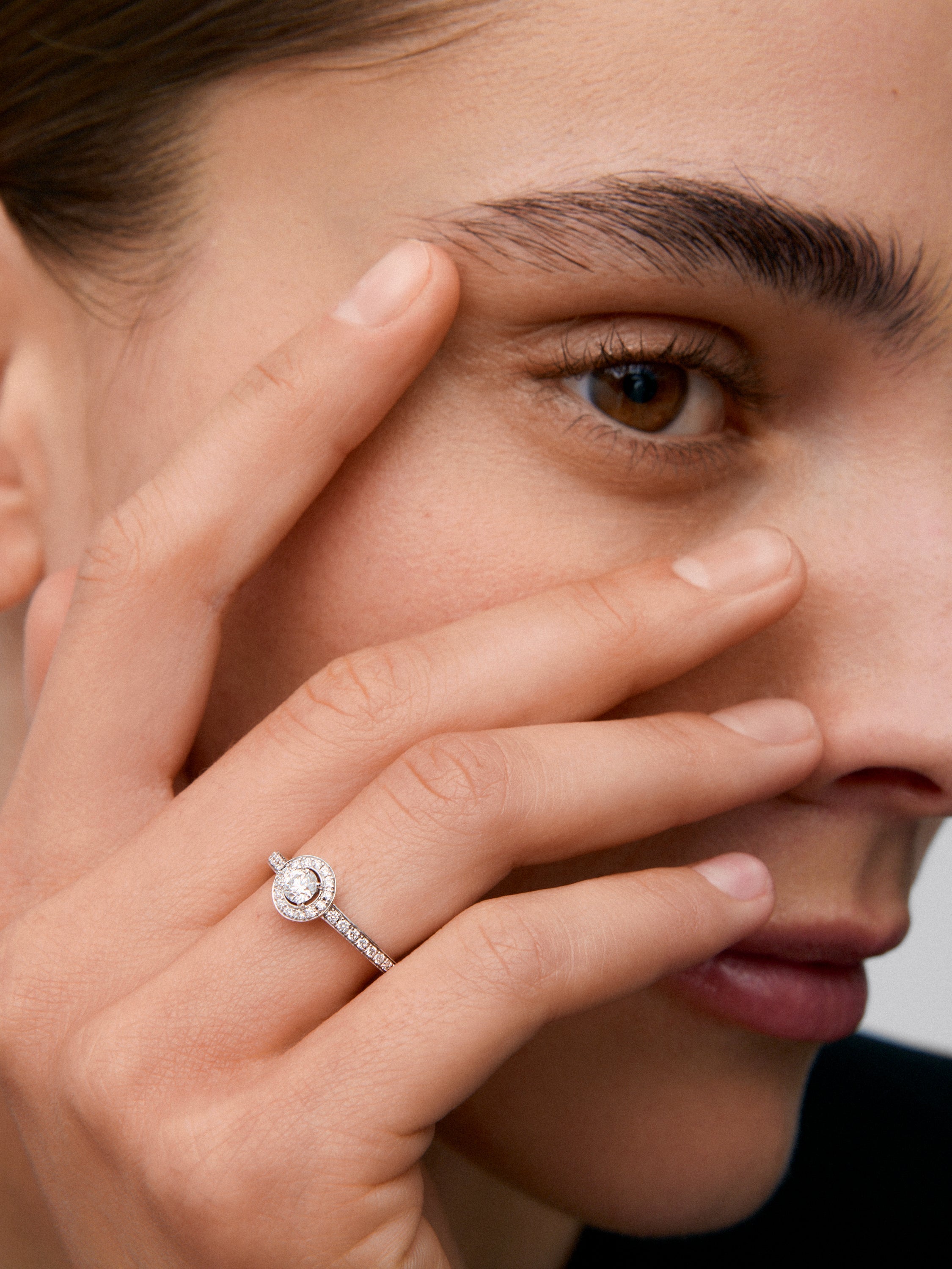 Anillo solitario de compromiso de oro blanco de 18K con diamantes