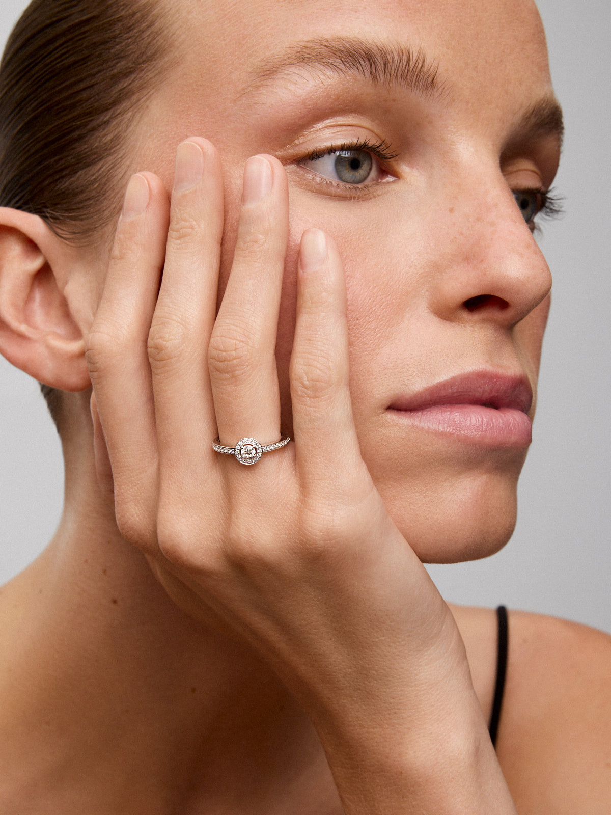 18K White Gold Solitaire Engagement Ring with Diamond Halo