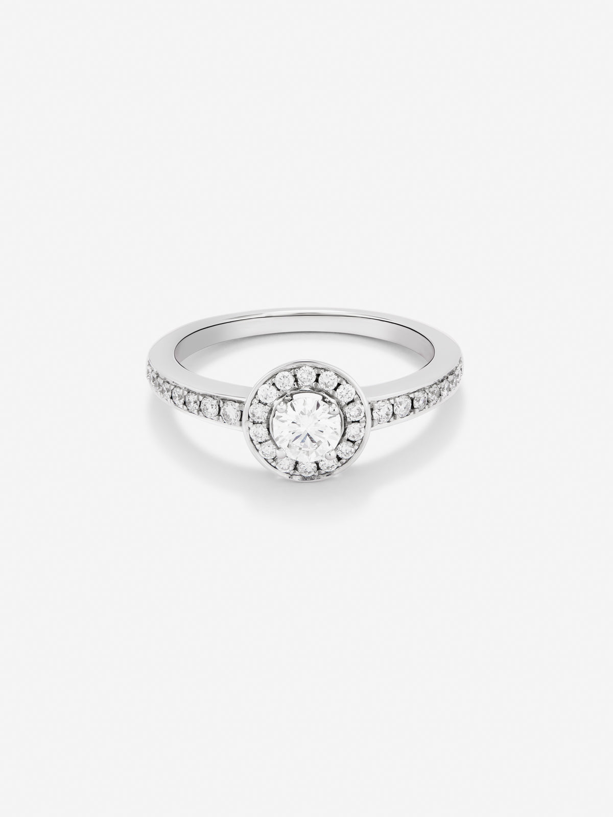 Anillo solitario de oro blanco de 18K con diamante central en talla brillante de 0,25 cts y 30 diamantes en talla brillante con un total de 0,24 cts