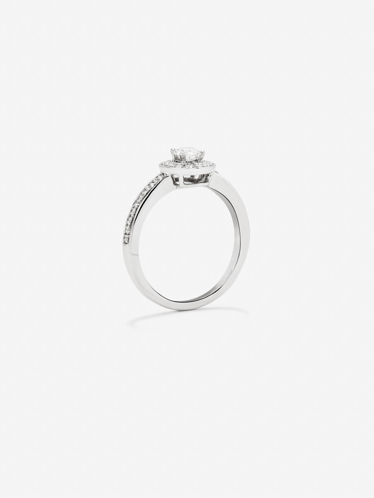 Anillo solitario de oro blanco de 18K con diamante central en talla brillante de 0,25 cts y 30 diamantes en talla brillante con un total de 0,24 cts