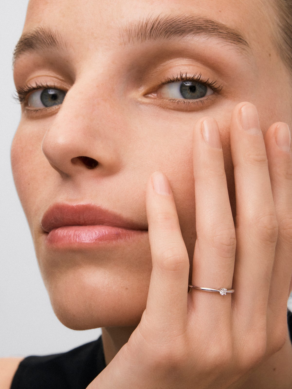 Anillo solitario de oro blanco de 18K con diamante en talla brillante de 0,09 cts