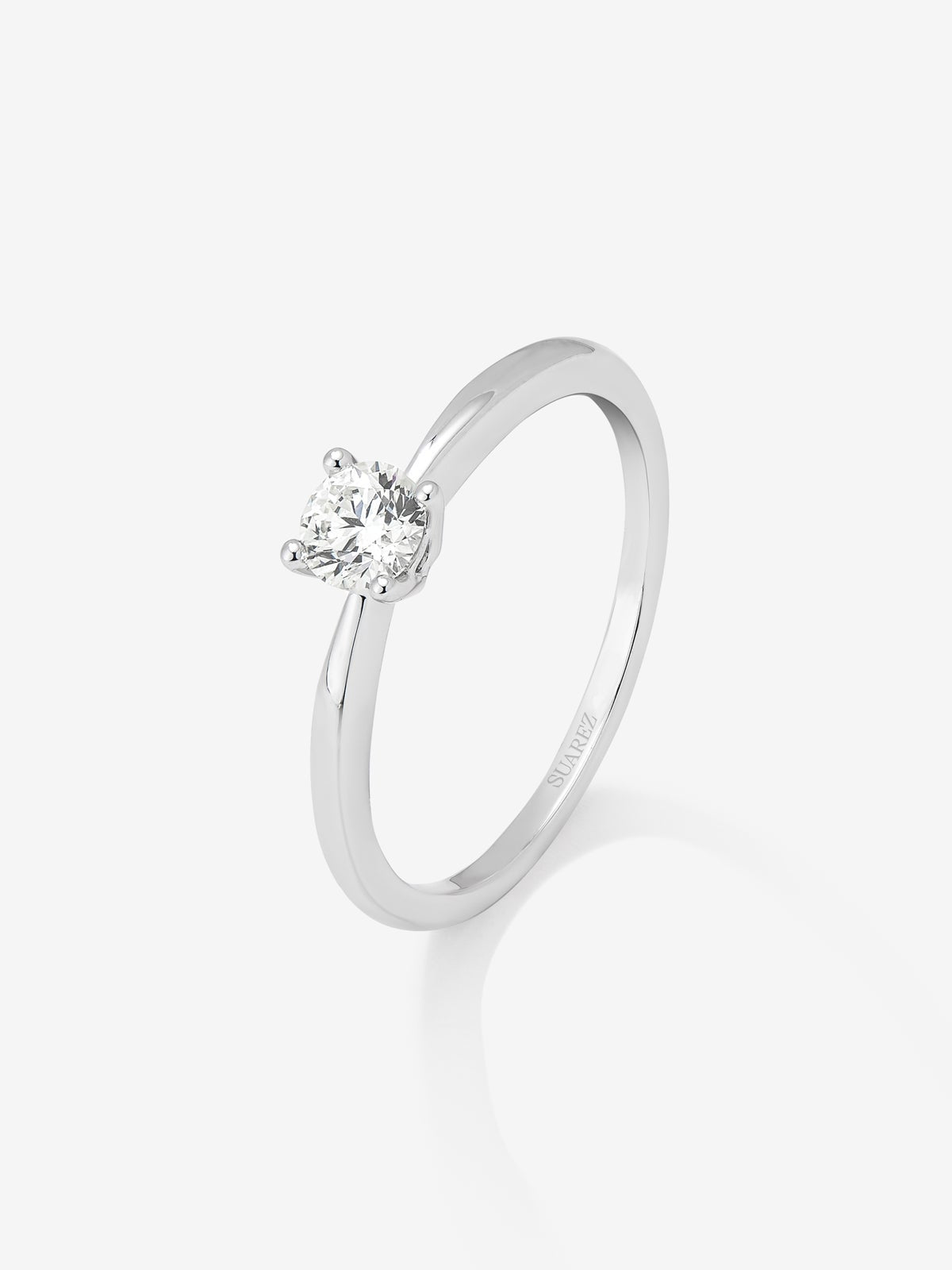 Anillo solitario de oro blanco de 18K con diamante en talla brillante de 0,3 cts