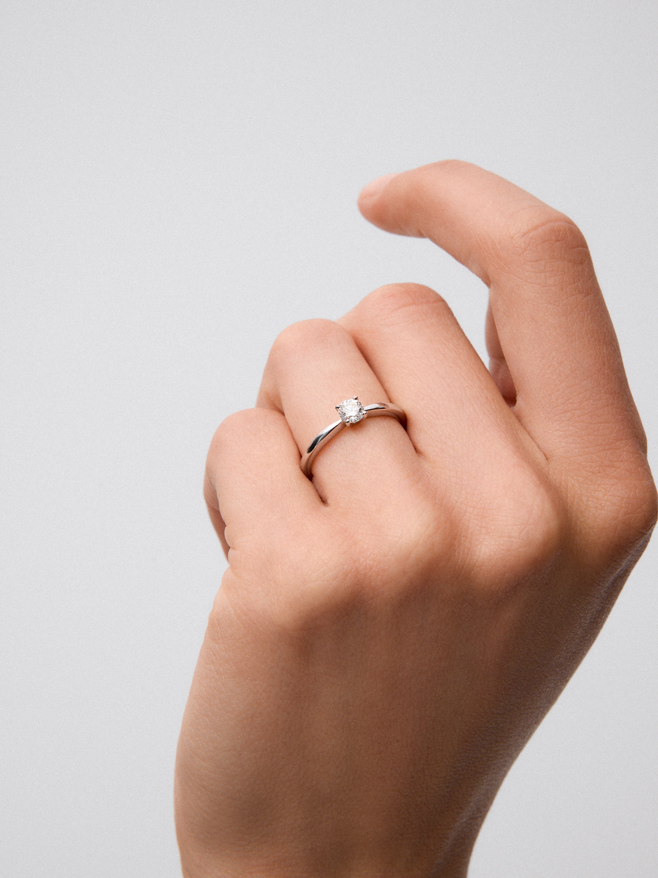 18K white gold solitaire ring with 0.3 ct brilliant cut diamond