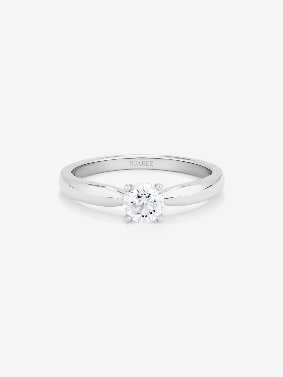 Anillo solitario de compromiso de oro blanco de 18K con diamantes
