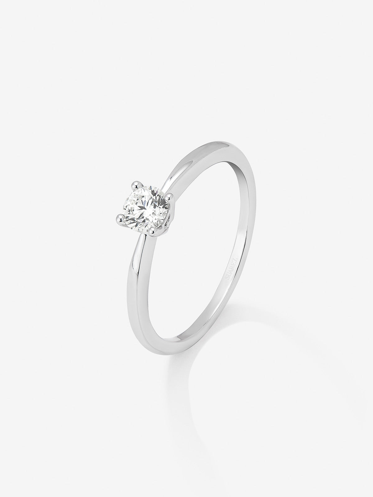 Anillo solitario de oro blanco de 18K con diamante en talla brillante de 0,2 cts