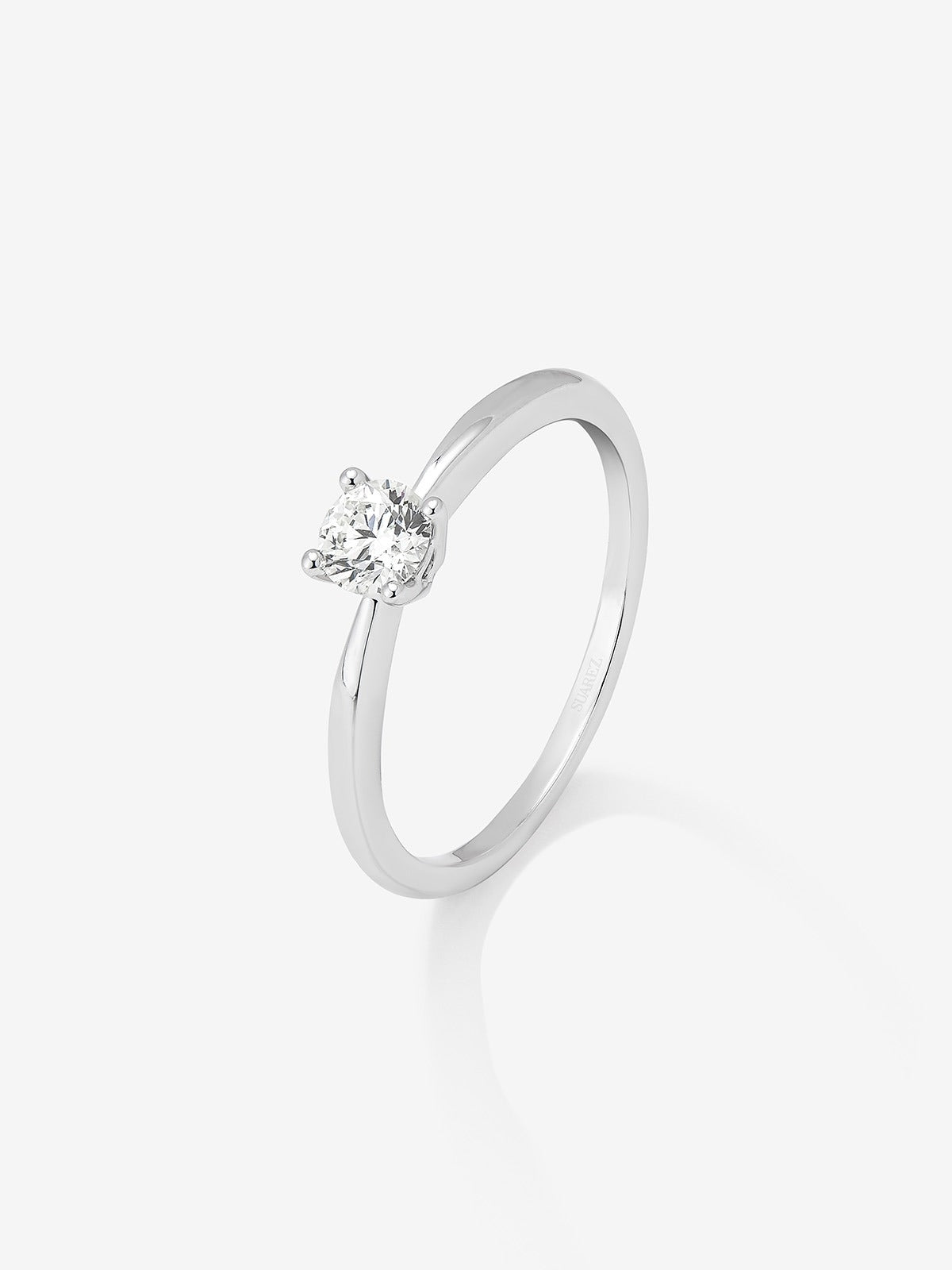 Anillo solitario de oro blanco de 18K con diamante en talla brillante de 025 cts