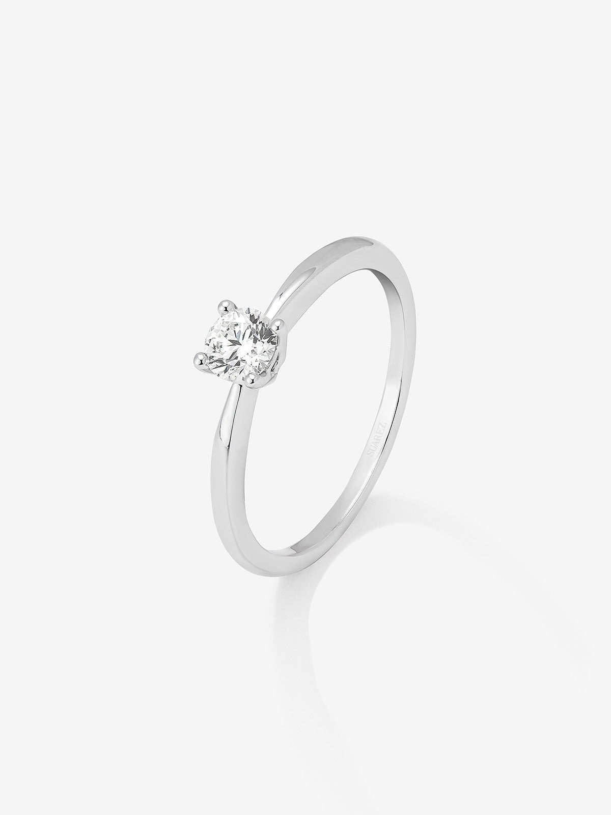 Anillo solitario de oro blanco de 18K con diamante en talla brillante de 0,25 cts