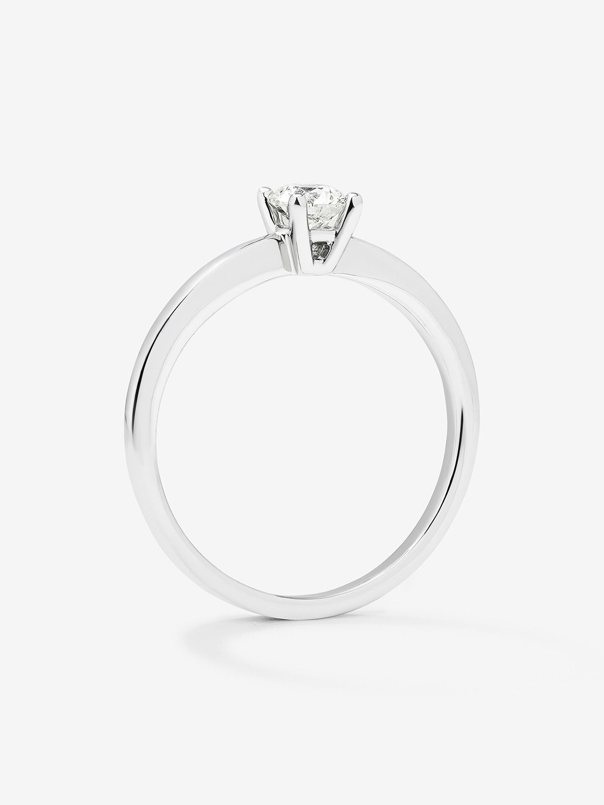 Anillo solitario de oro blanco de 18K con diamante en talla brillante de 025 cts