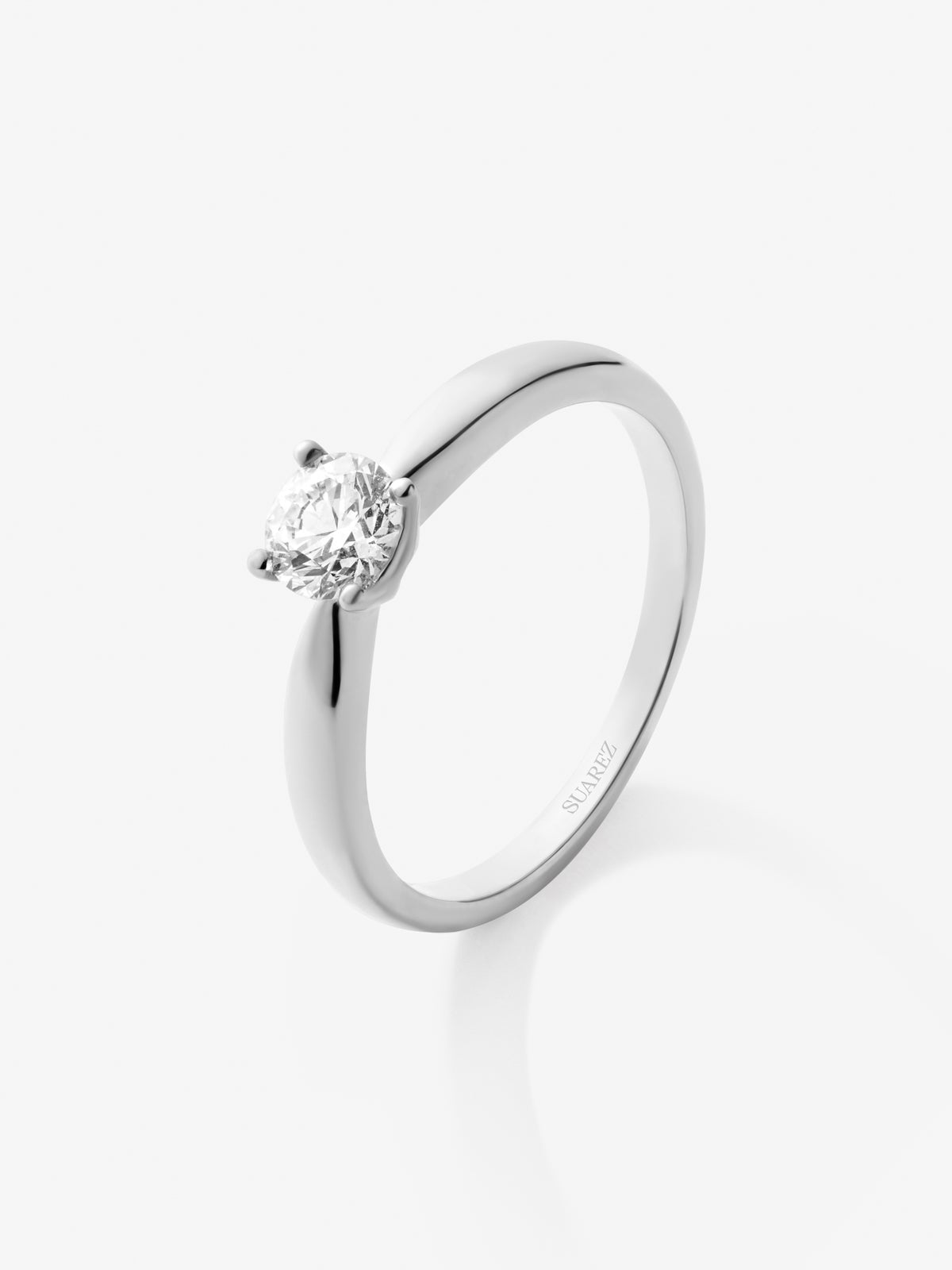Anillo solitario de oro blanco de 18K con diamante en talla brillante de 0,4 cts