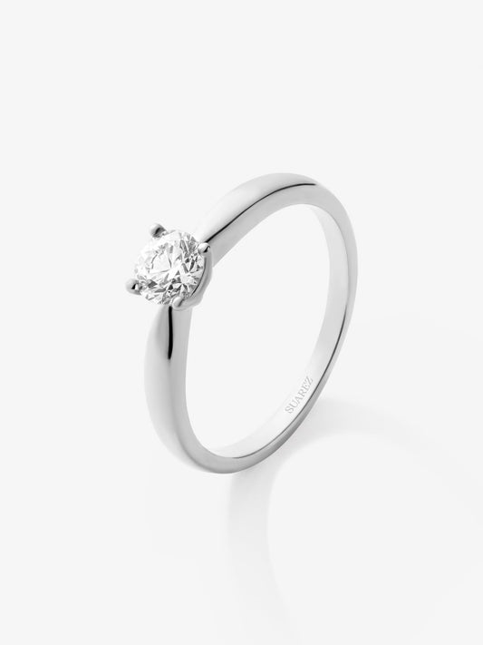 Anillo solitario de oro blanco de 18K con diamante en talla brillante de 0,4 cts