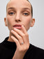 Anillo solitario de oro blanco de 18K con diamante central en talla brillante de 0,25 cts y 30 diamantes en talla brillante con un total de 0,24 cts