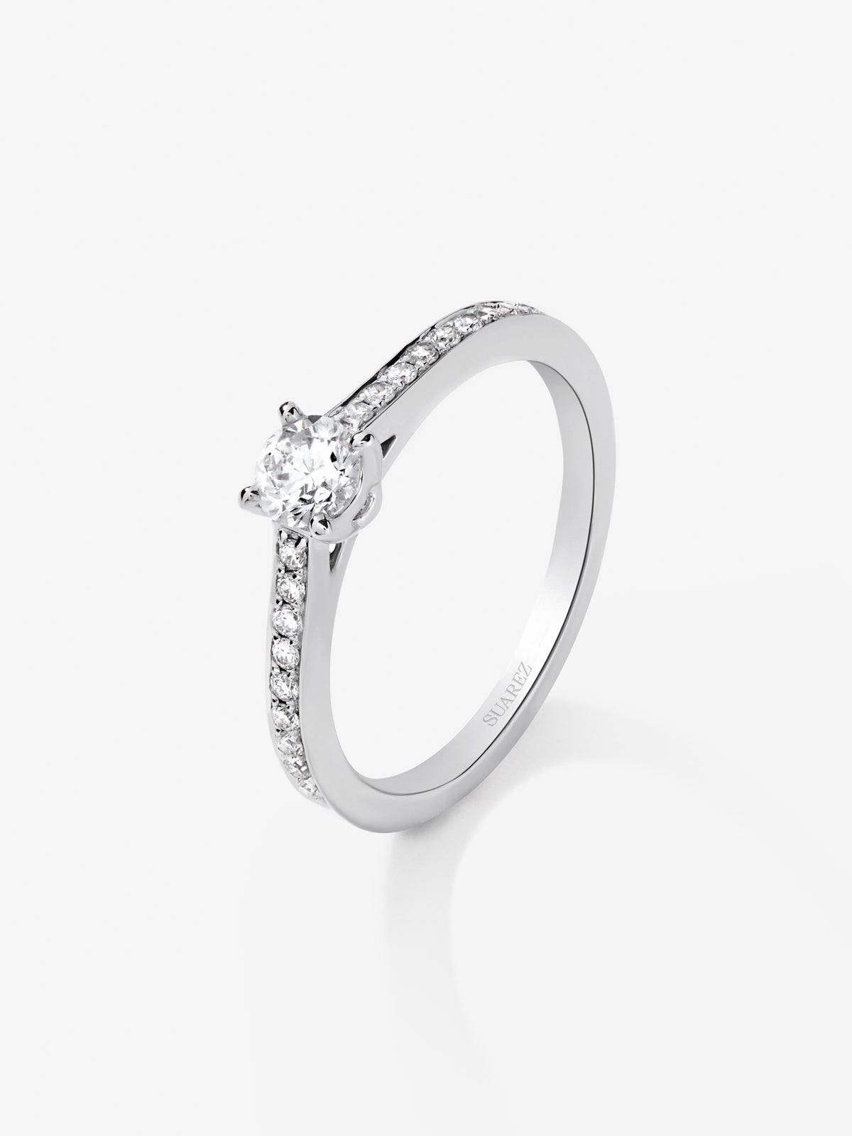 Anillo solitario de oro blanco de 18K con diamante central de 0,3 cts y brazo de 18 diamantes en talla brillante con un total de 0,13 cts