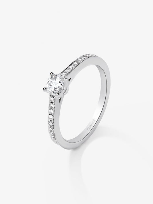 Anillo solitario de oro blanco de 18K con diamante central de 0,3 cts y brazo de 18 diamantes en talla brillante con un total de 0,13 cts