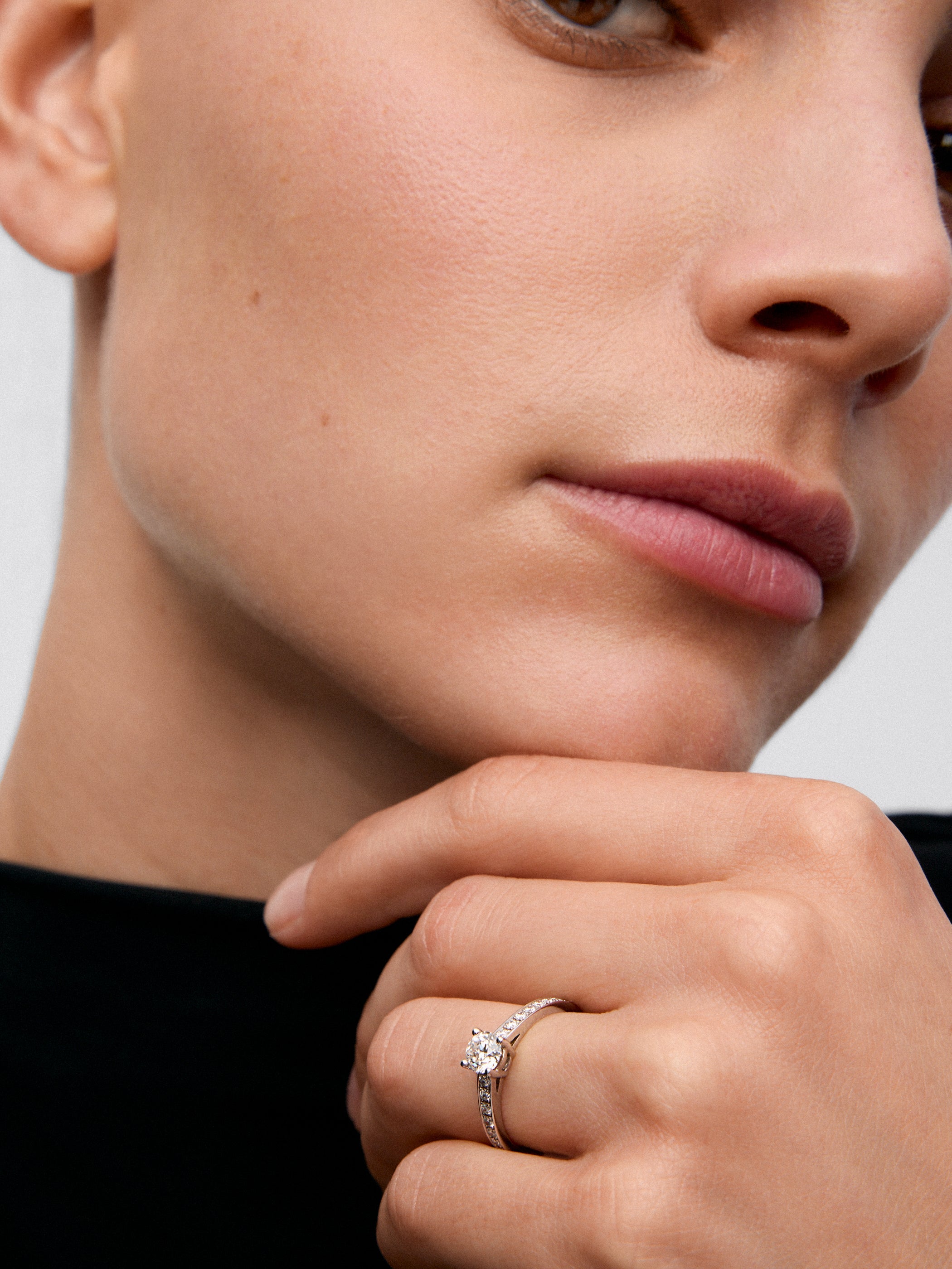 Anillo solitario de compromiso de oro blanco de 18K con diamantes