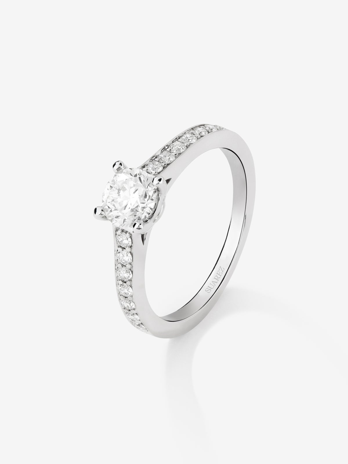 Anillo solitario de compromiso de oro blanco de 18K con diamantes