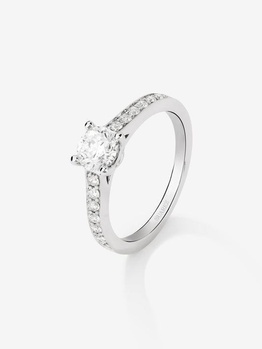 Anillo solitario de oro blanco de 18K con diamante central de 0,7 cts y brazo de 14 diamantes en talla brillante con un total de 0,22 cts
