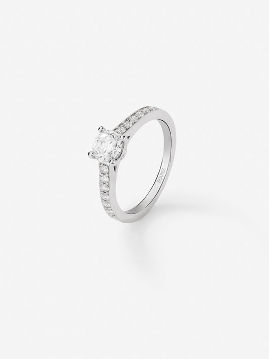 Anillo solitario de compromiso de oro blanco de 18K con diamantes