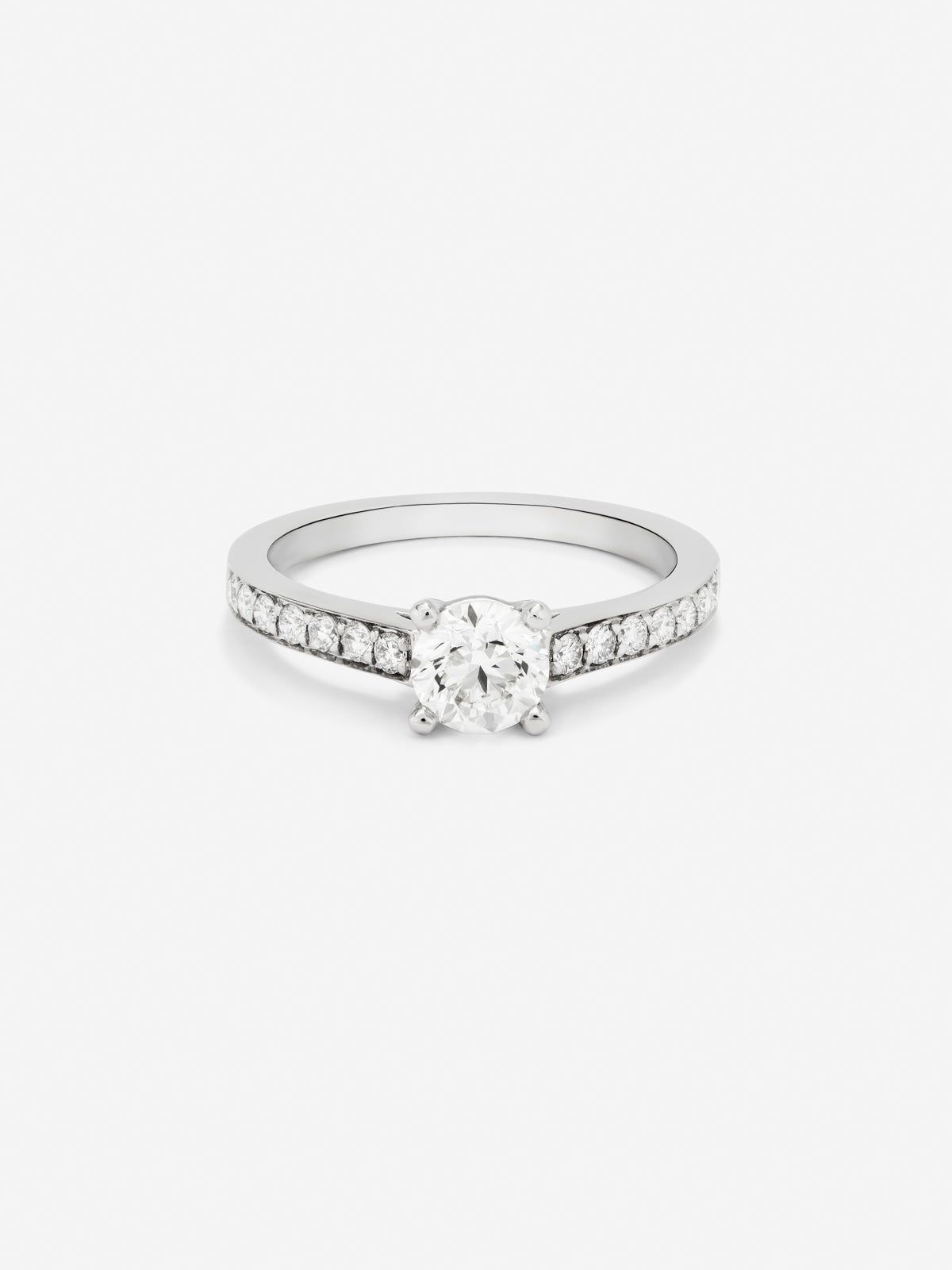 Anillo solitario de compromiso de oro blanco de 18K con diamantes