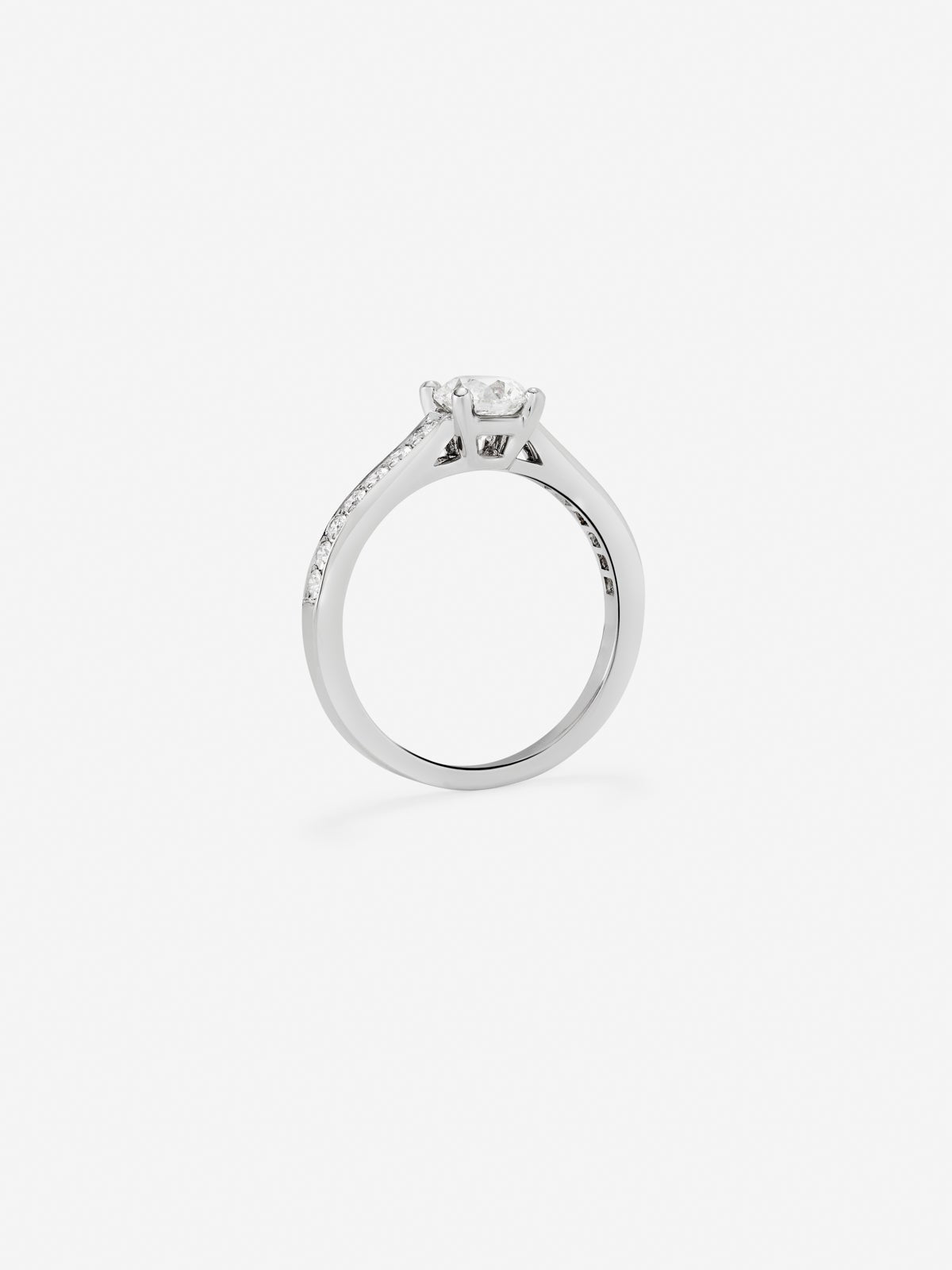 Anillo solitario de compromiso de oro blanco de 18K con diamantes