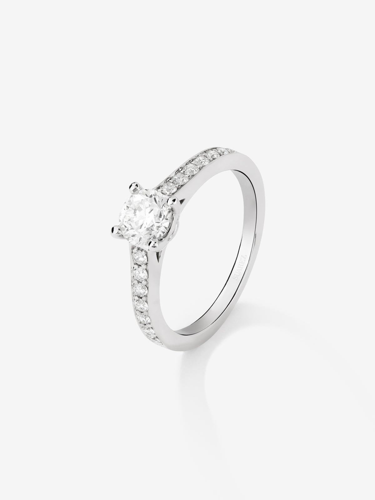 Anillo solitario de oro blanco de 18K con diamante central de 0,25 cts y brazo de diamantes en talla brillante