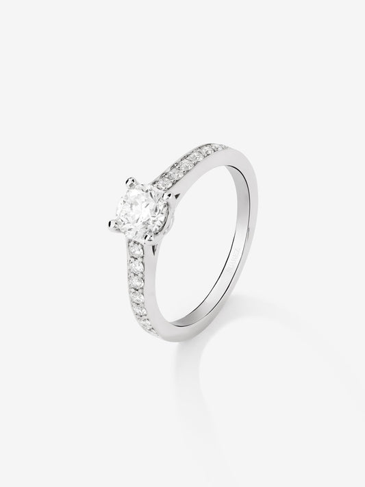 Anillo solitario de oro blanco de 18K con diamante central de 0,25 cts y brazo de diamantes en talla brillante